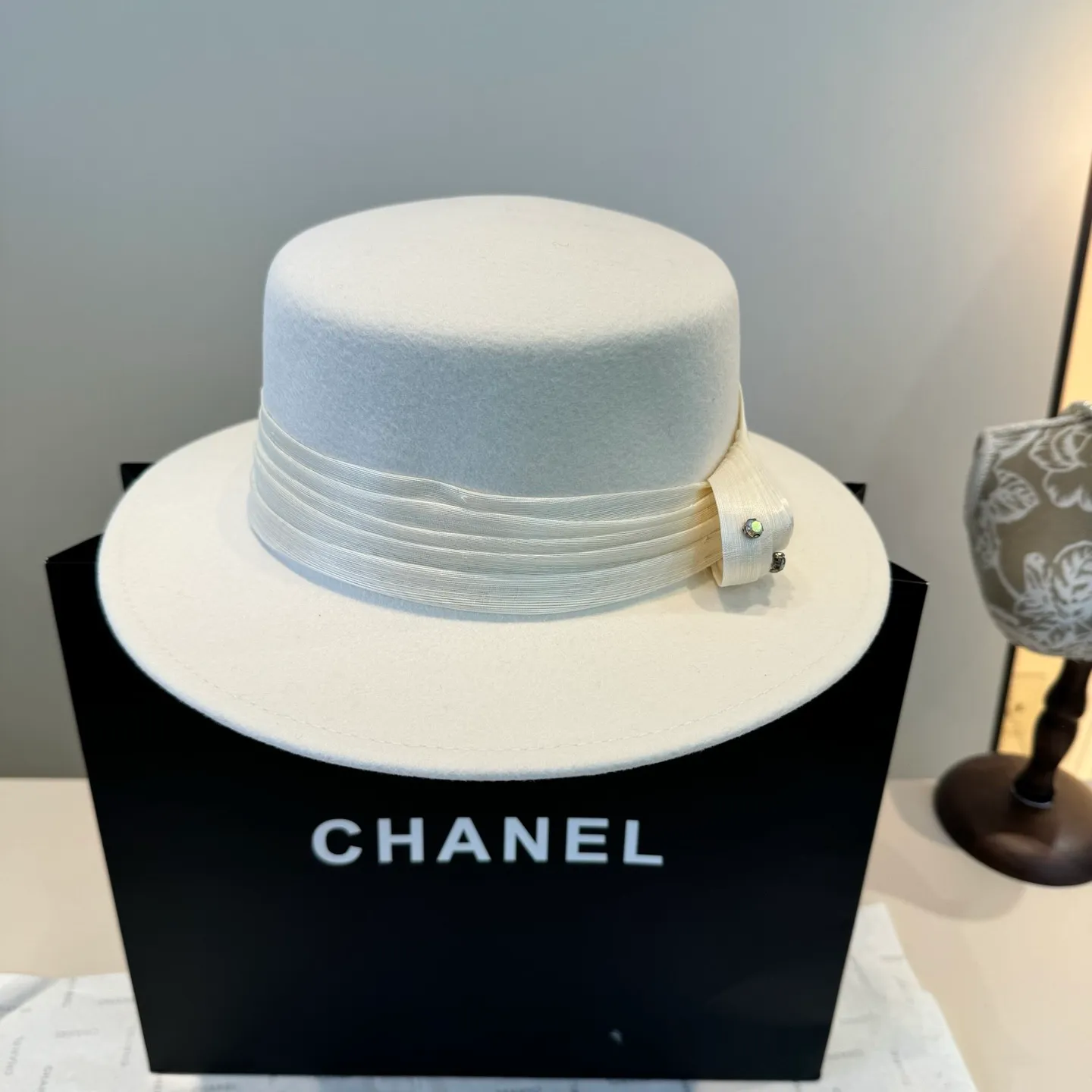 💰260¥ White Valentino new classic lady style flat top hat, head circumference 57cm
