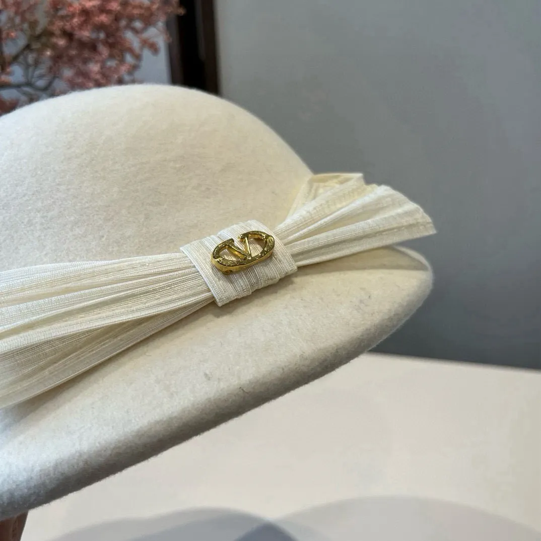 💰230¥ White Valentino new autumn and winter wool basin hat, 100% wool fabric%, head circumference 57cm
