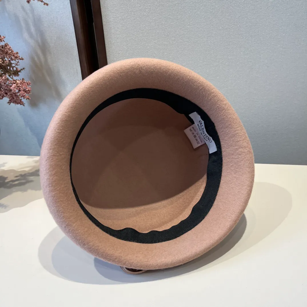 💰200¥ Valentino's new autumn and winter wool basin hat, 100% wool fabric%, head circumference 57cm