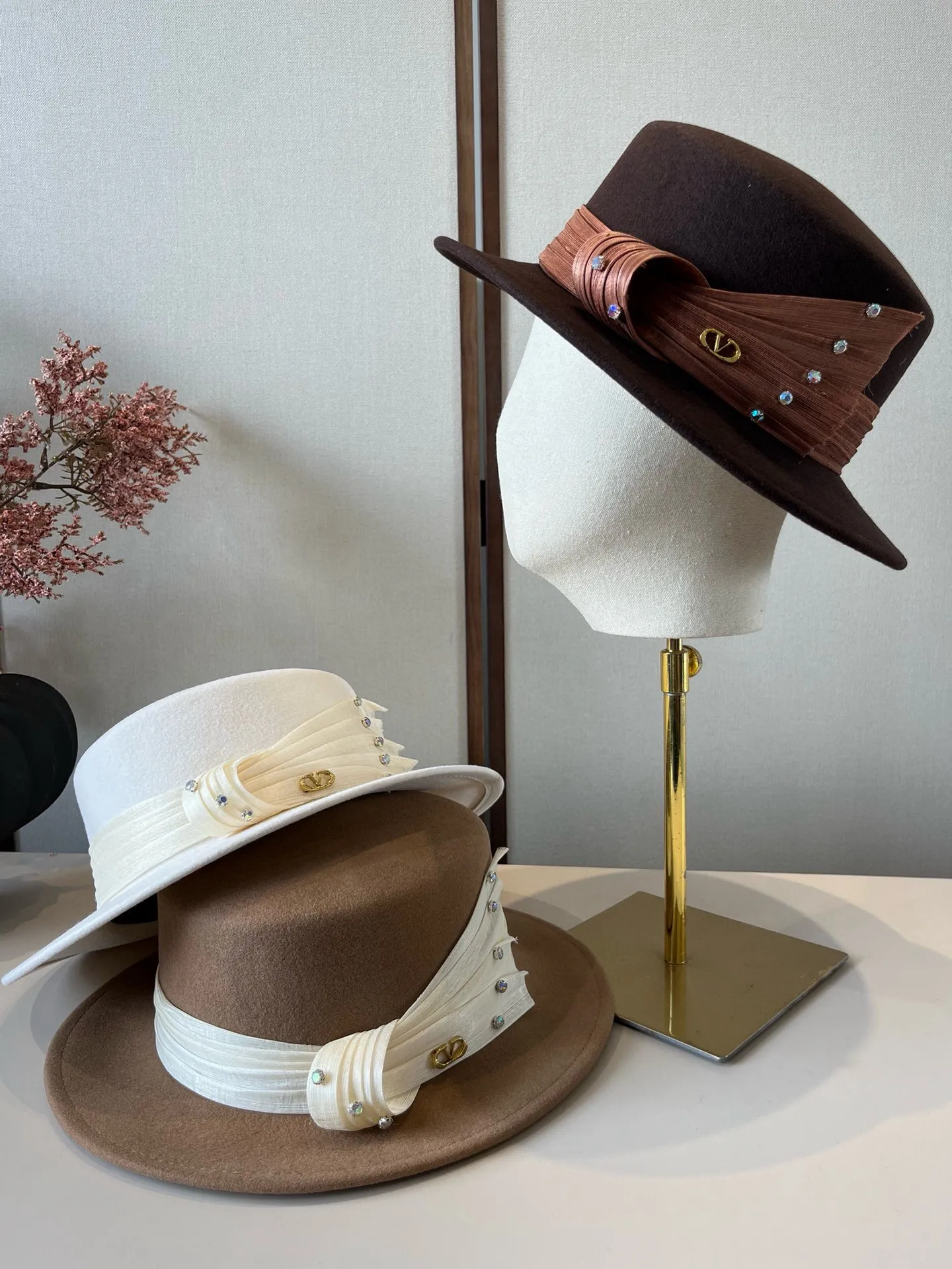 💰240¥ Valentino’s new classic lady style flat top hat, head circumference 57cm