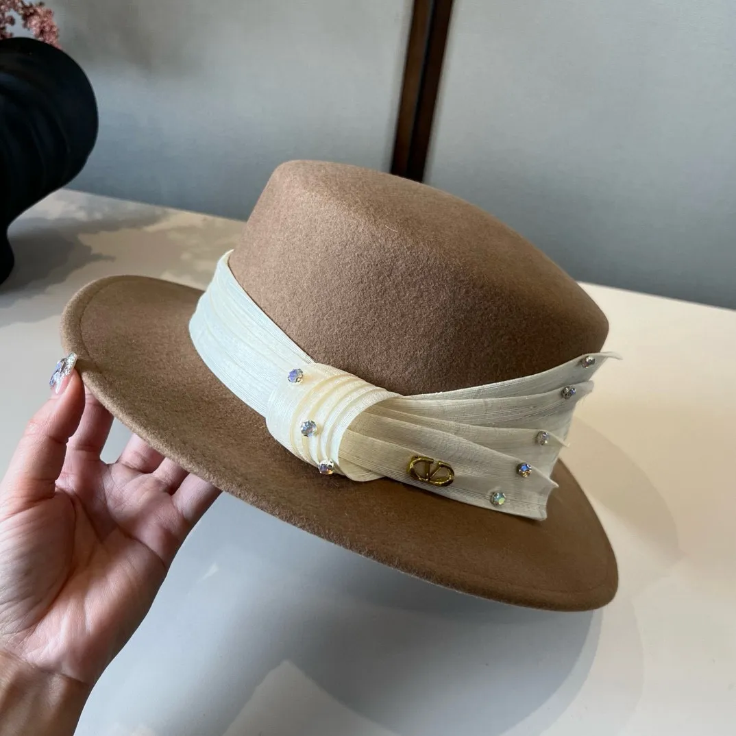 💰240¥ Valentino’s new classic lady style flat top hat, head circumference 57cm