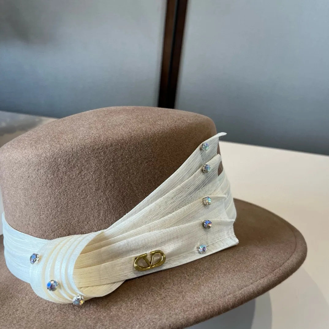 💰240¥ Valentino’s new classic lady style flat top hat, head circumference 57cm