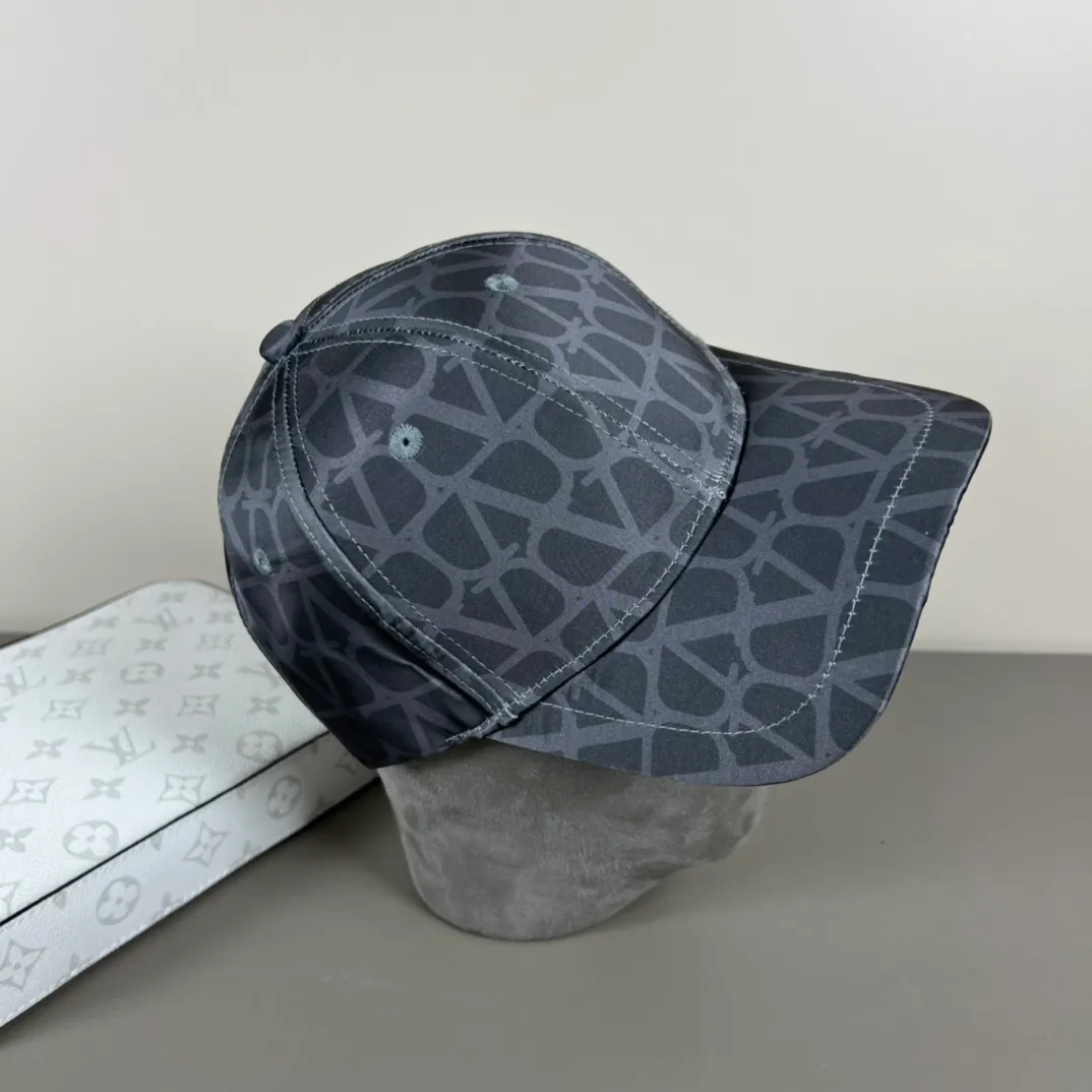 58 new products with dust bag ❤❤The latest Valentino VALENTINO high-end baseball cap, the details are particularly exquisite, counter quality, ruthless product, full of personality, it will sell if you upload the picture, it looks so beautiful when you take a photo. Feel it for yourself if you get it [6882166]
