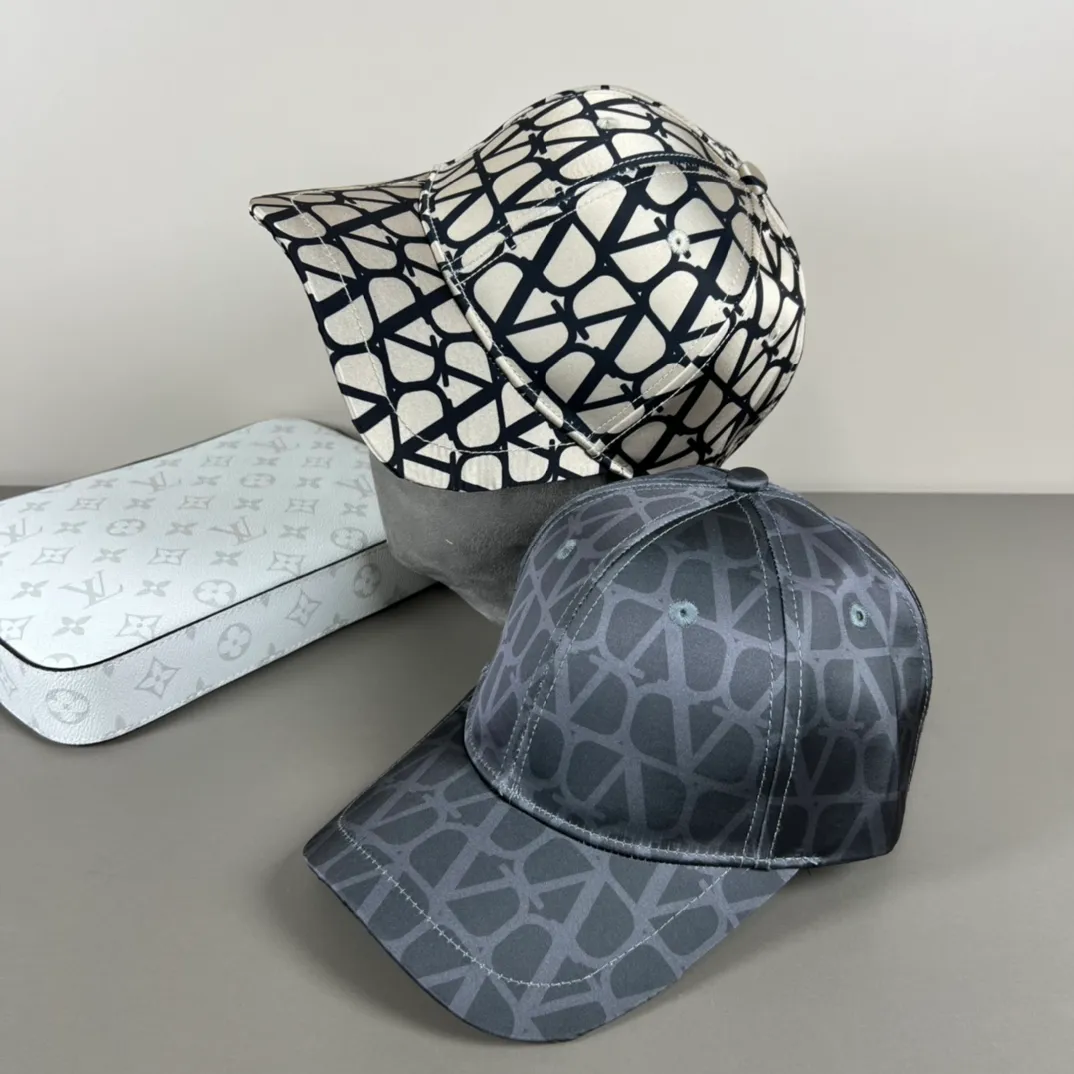 58 new products with dust bag ❤❤The latest Valentino VALENTINO high-end baseball cap, the details are particularly exquisite, counter quality, ruthless product, full of personality, it will sell if you upload the picture, it looks so beautiful when you take a photo. Feel it for yourself if you get it [6882166]