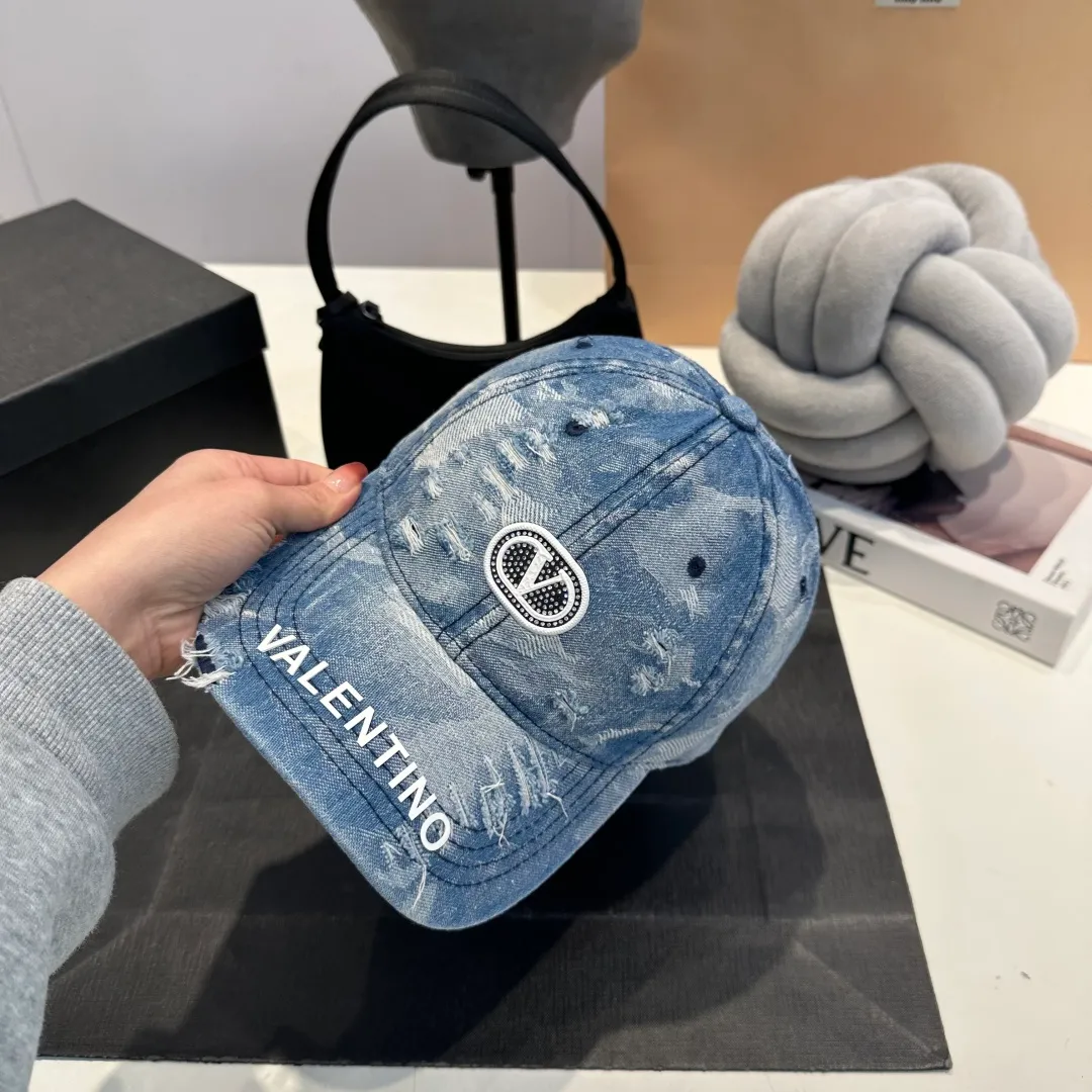 P56 New Product ❤❤The latest Valentino VALENTINO high-end denim ripped baseball cap, the details are particularly exquisite, counter quality, ruthless product, full of personality, it will sell if you upload the picture, it looks so beautiful when you take a photo. Feel for yourself whether it is good or not.