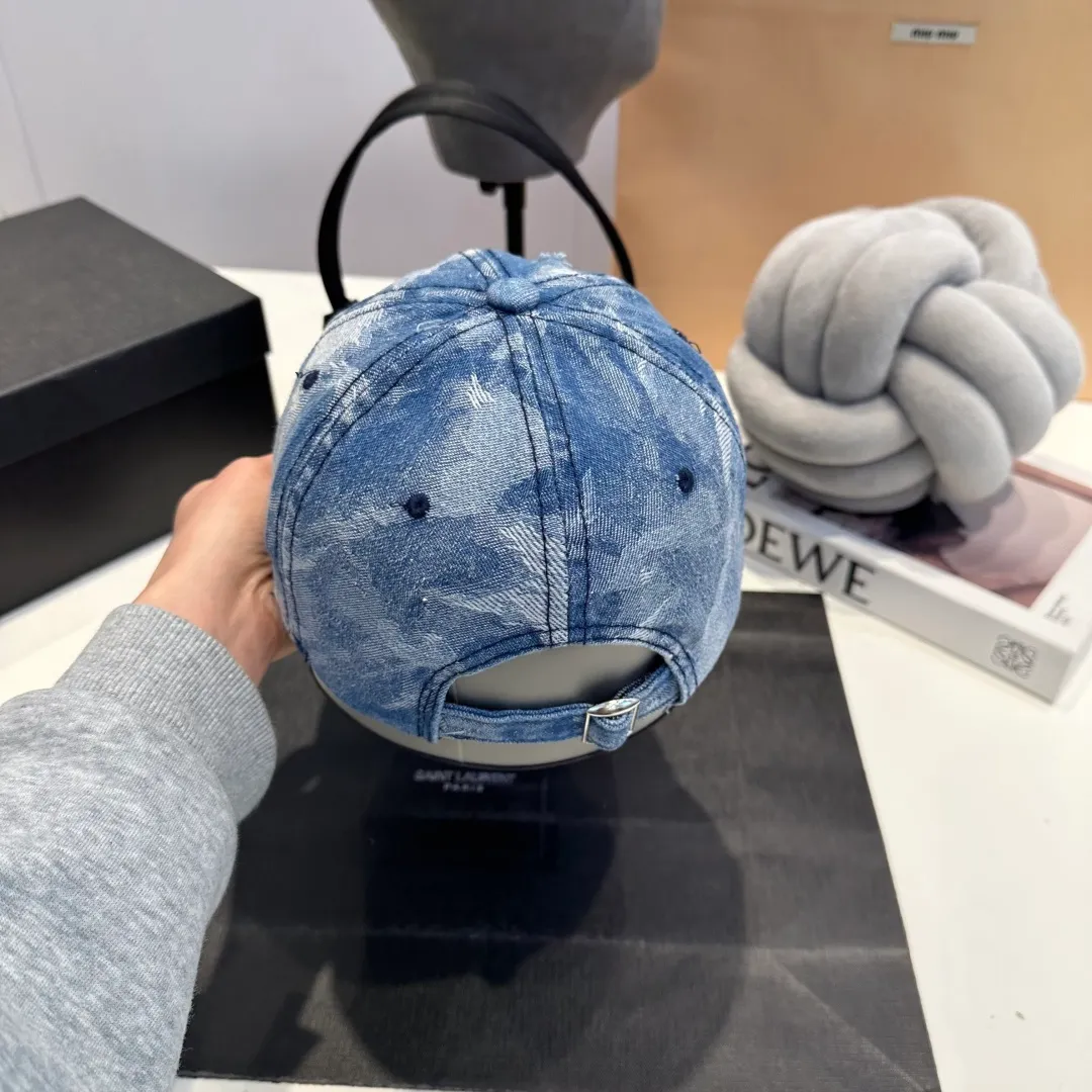P56 New Product ❤❤The latest Valentino VALENTINO high-end denim ripped baseball cap, the details are particularly exquisite, counter quality, ruthless product, full of personality, it will sell if you upload the picture, it looks so beautiful when you take a photo. Feel for yourself whether it is good or not.