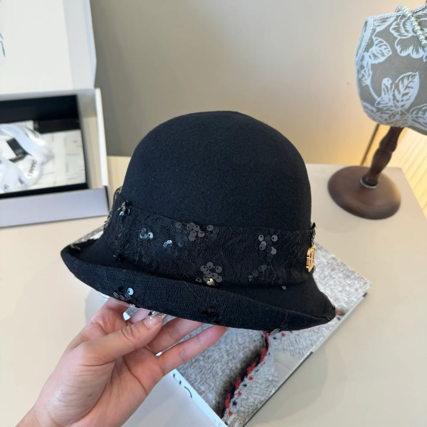 💰160¥ Valentino’s new wool curled basin hat, irregular cut design, head circumference 57cm