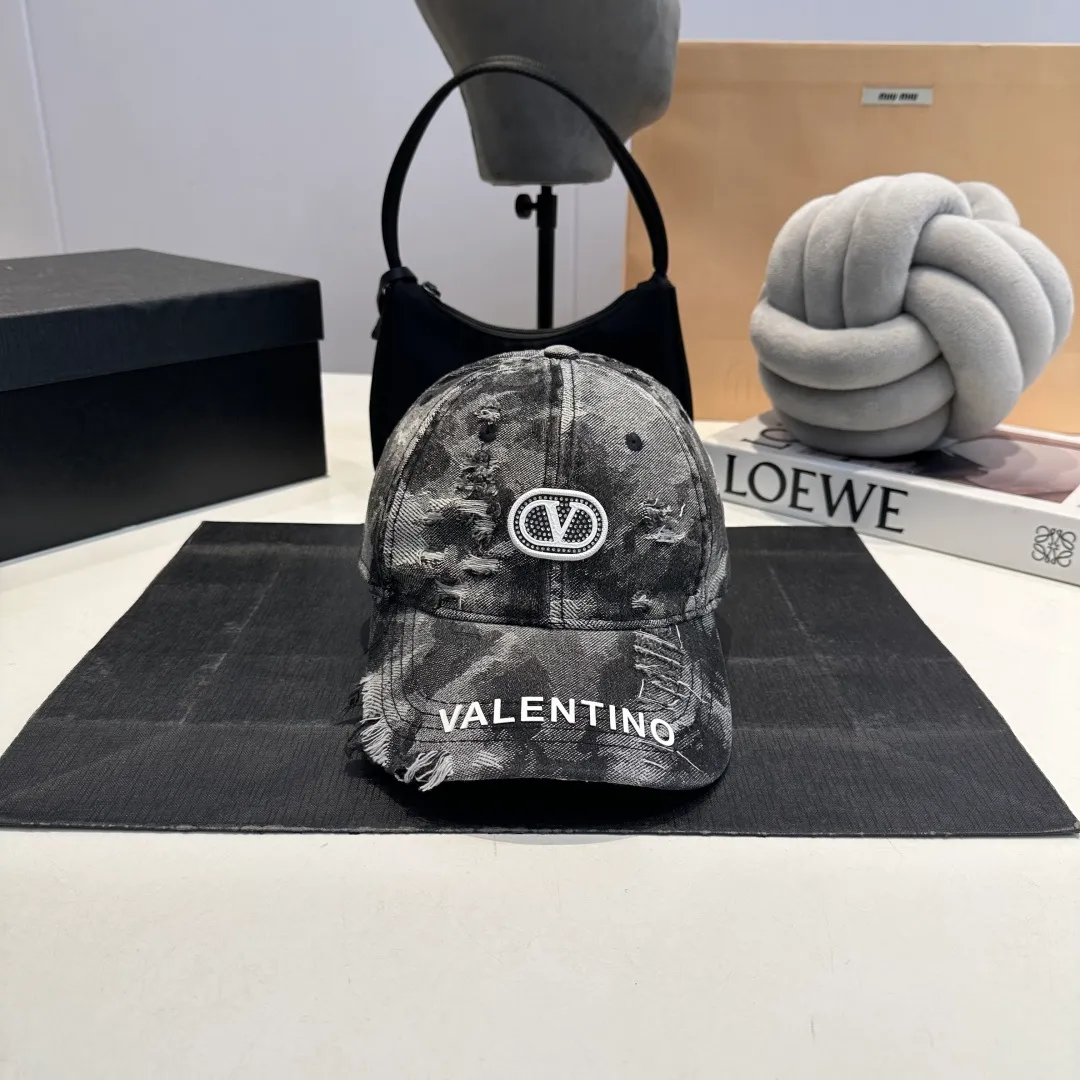 P56 New Product ❤❤The latest Valentino VALENTINO high-end denim ripped baseball cap, the details are particularly exquisite, counter quality, ruthless product, full of personality, it will sell if you upload the picture, it looks so beautiful when you take a photo. Feel for yourself whether it is good or not.