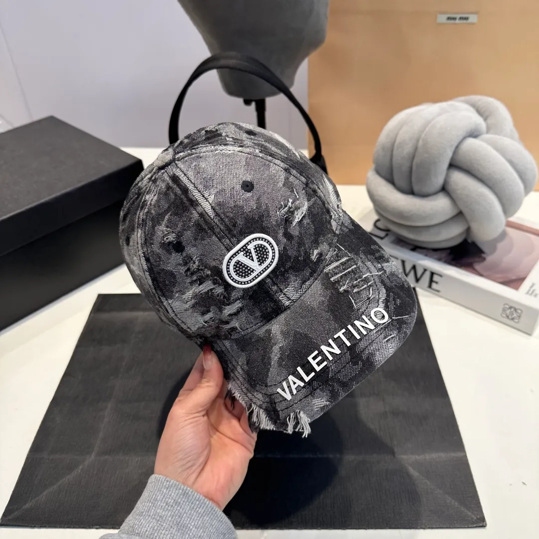 P56 New Product ❤❤The latest Valentino VALENTINO high-end denim ripped baseball cap, the details are particularly exquisite, counter quality, ruthless product, full of personality, it will sell if you upload the picture, it looks so beautiful when you take a photo. Feel for yourself whether it is good or not.