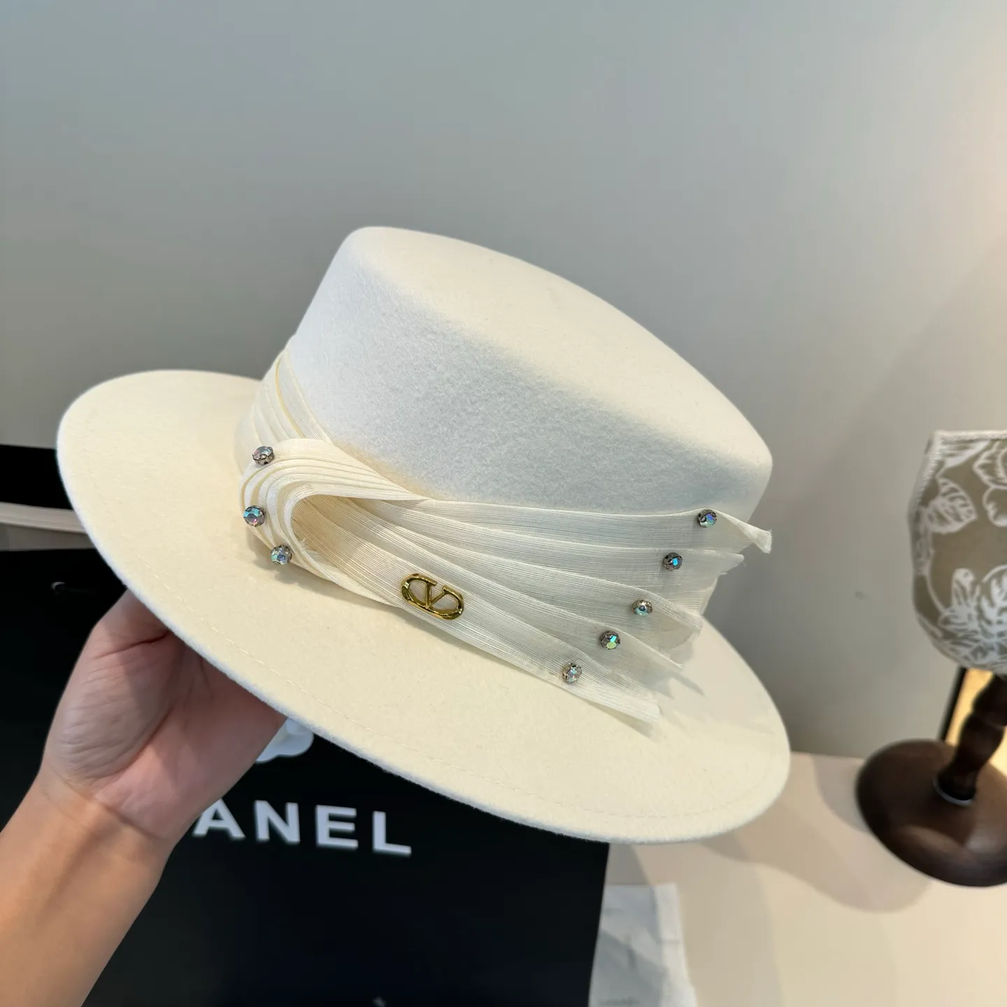 💰260¥ White Valentino new classic lady style flat top hat, head circumference 57cm
