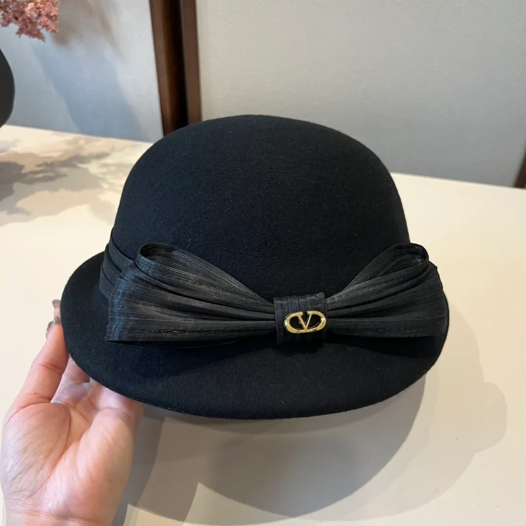 💰200¥ Valentino's new autumn and winter wool basin hat, 100% wool fabric%, head circumference 57cm