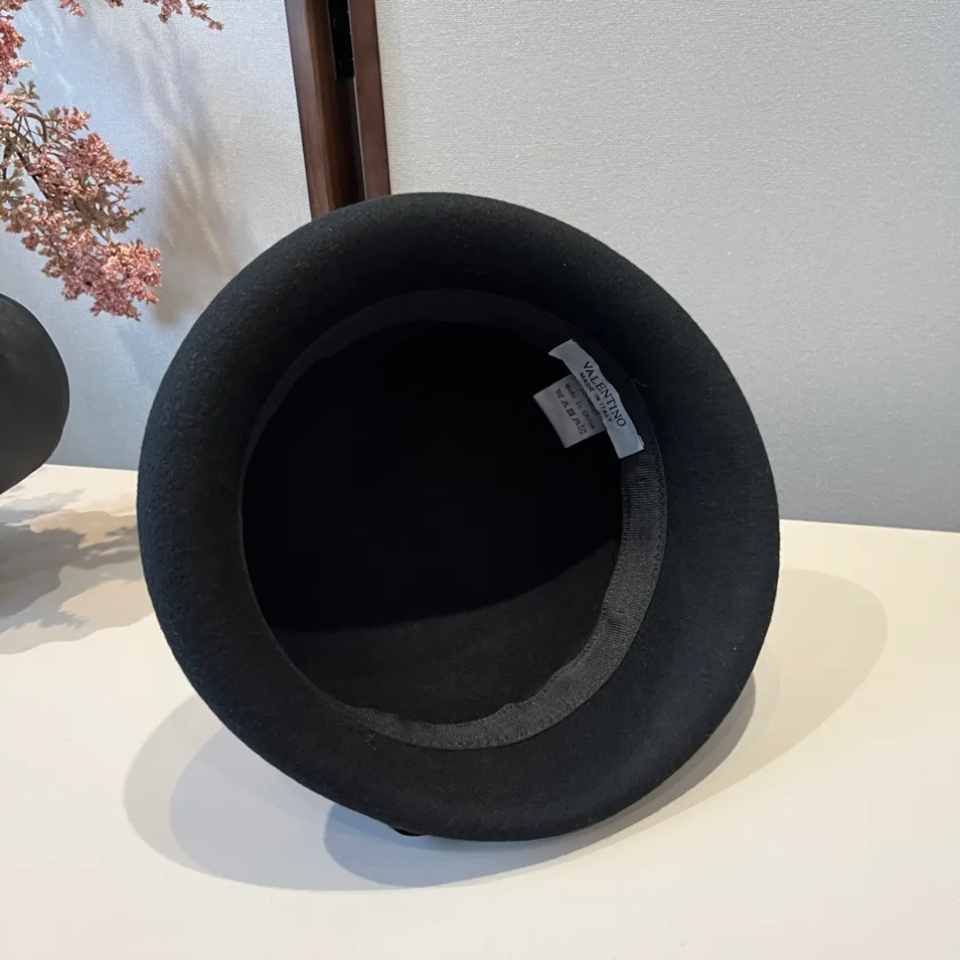 💰200¥ Valentino's new autumn and winter wool basin hat, 100% wool fabric%, head circumference 57cm