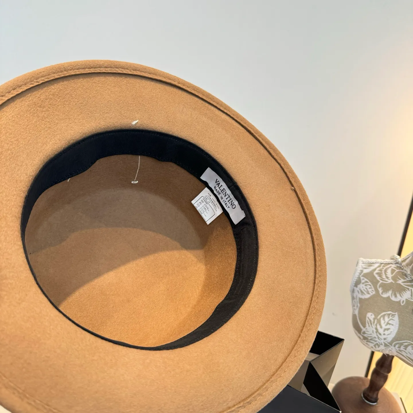 💰240¥ Valentino’s new classic lady style flat top hat, head circumference 57cm