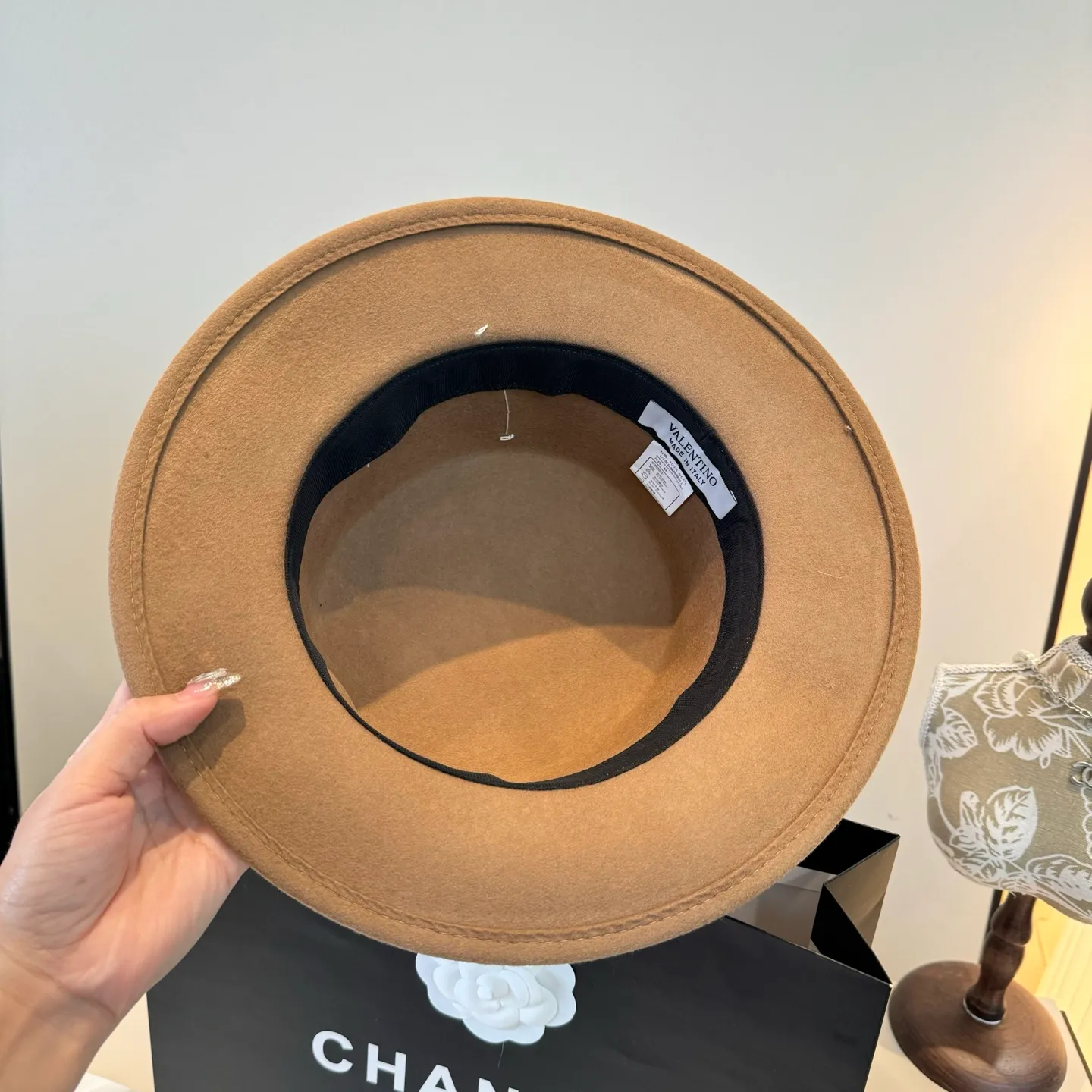 💰240¥ Valentino’s new classic lady style flat top hat, head circumference 57cm