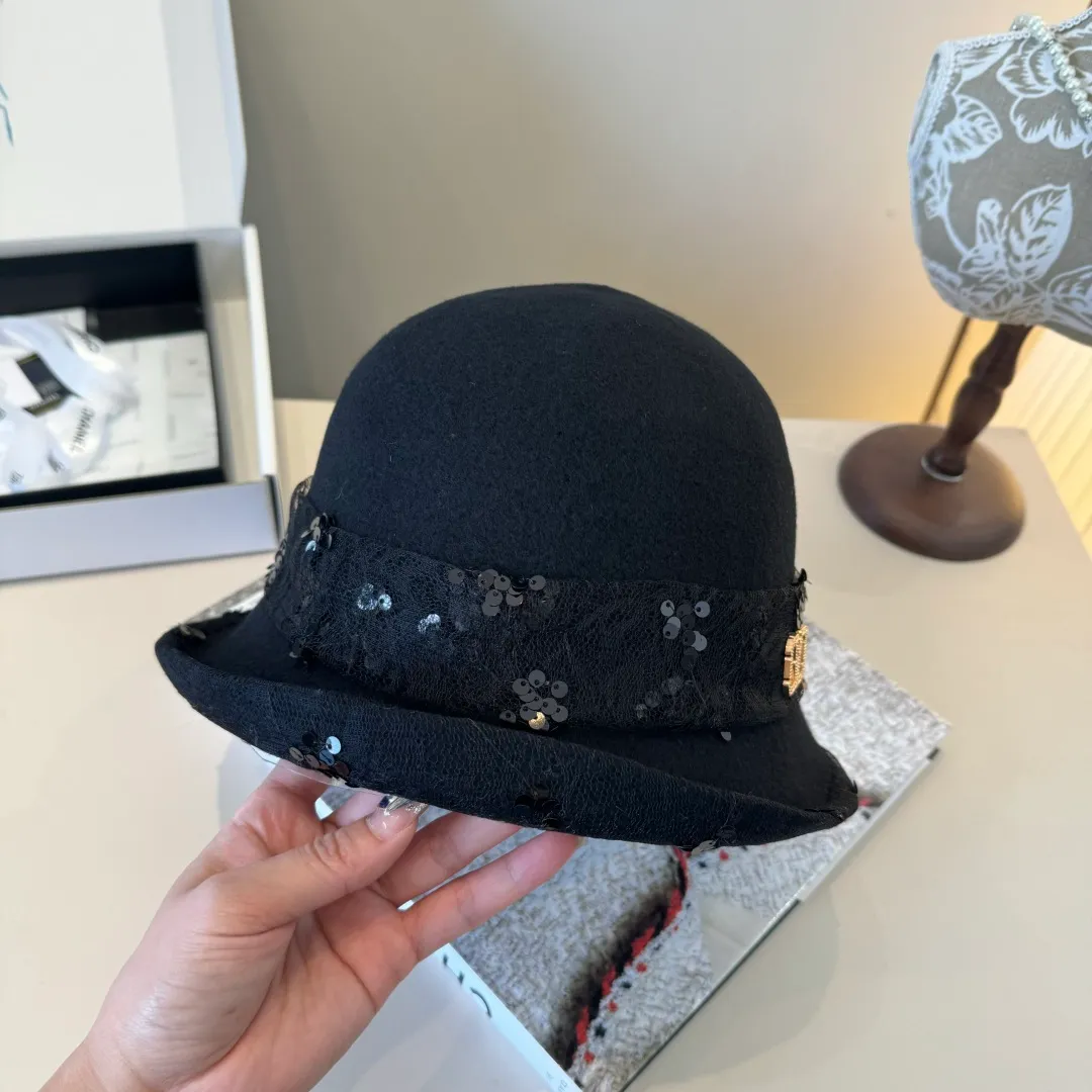 💰160¥ Valentino’s new wool curled basin hat, irregular cut design, head circumference 57cm
