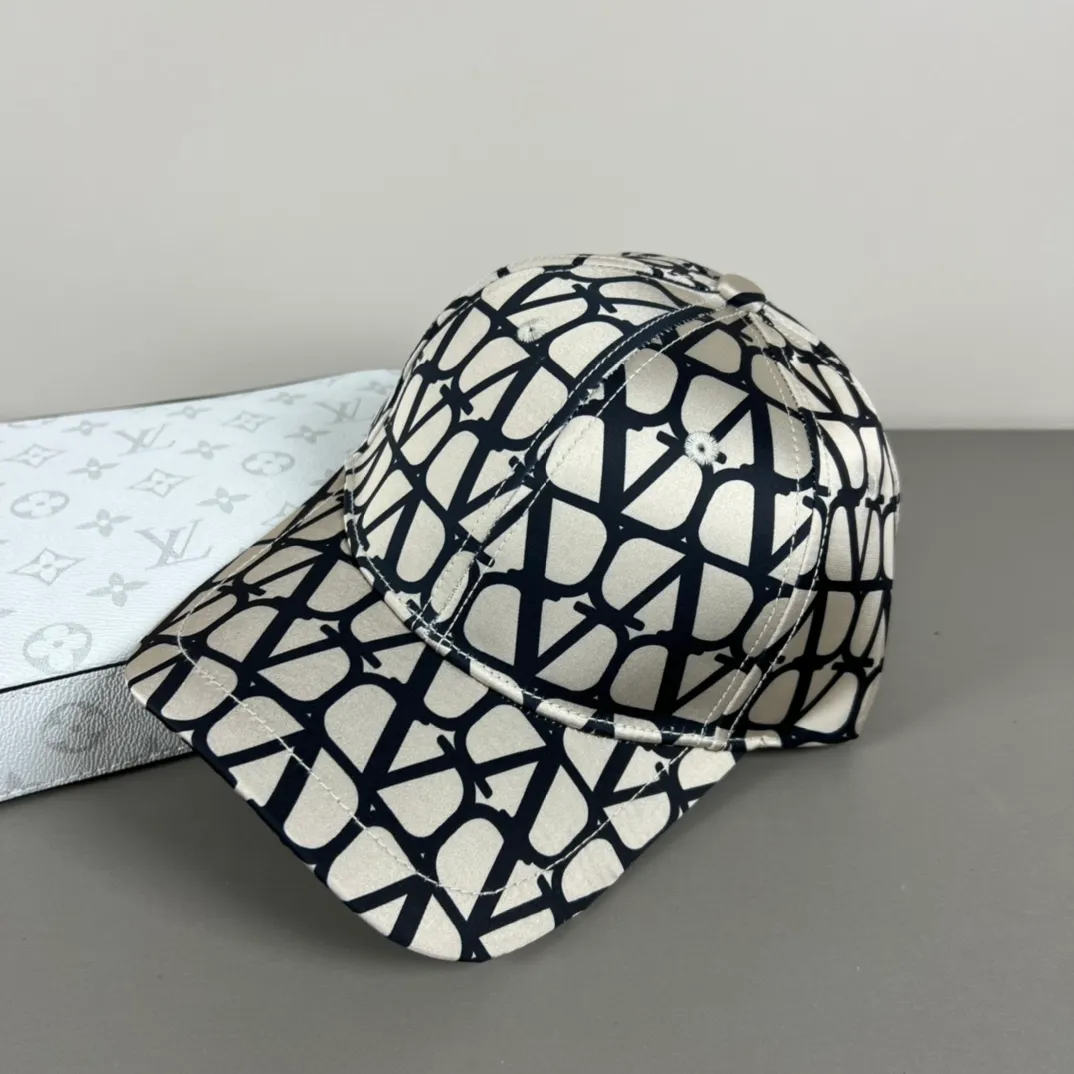 58 new products with dust bag ❤❤The latest Valentino VALENTINO high-end baseball cap, the details are particularly exquisite, counter quality, ruthless product, full of personality, it will sell if you upload the picture, it looks so beautiful when you take a photo. Feel it for yourself if you get it [6882166]