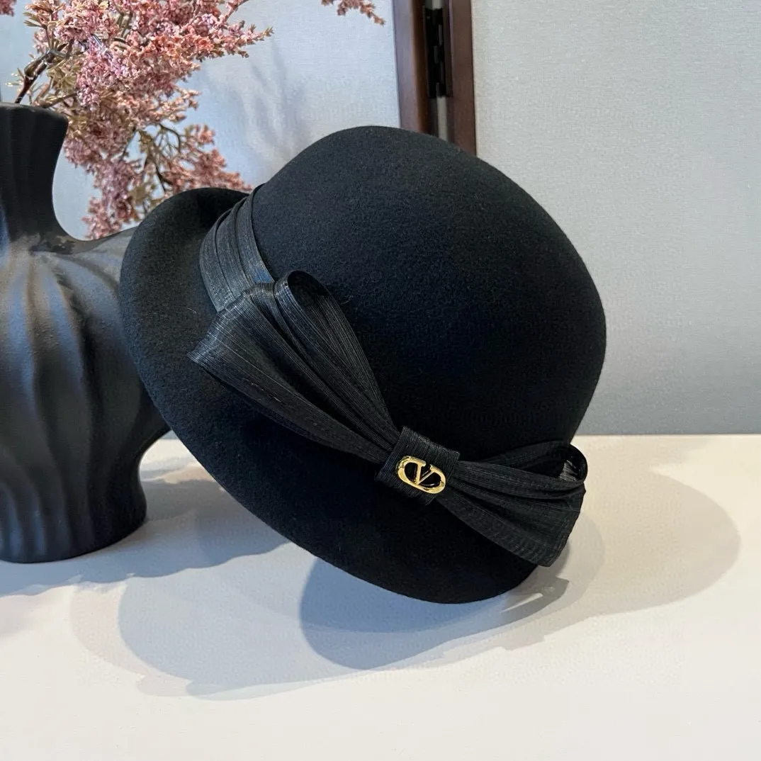 💰200¥ Valentino's new autumn and winter wool basin hat, 100% wool fabric%, head circumference 57cm