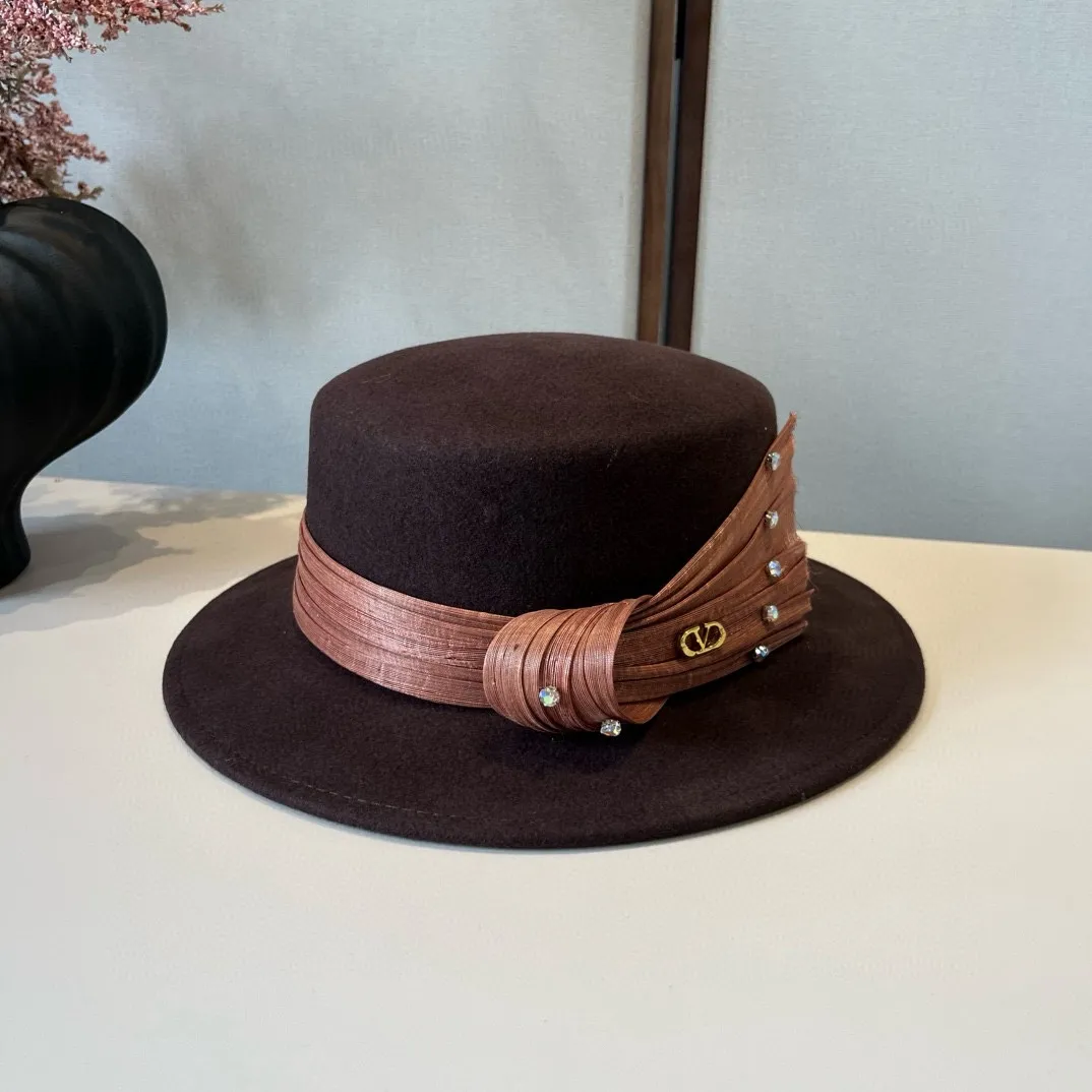 💰240¥ Valentino’s new classic lady style flat top hat, head circumference 57cm