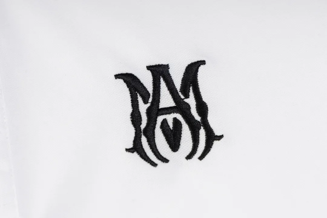 P180 AMIRI/Amiri, the American fashion brand's 2025 spring and summer Polo shirt, the same style is sold at the counter, customized fabrics, excellent texture, contrasting color splicing, ready-made clothes with stylish drapes, comfortable to wear and skin-friendly, heavy workmanship to create the original logo, complete three labels, excellent upper body effect, original purchase, a must-have for men's wardrobe. Color: White Size: M-3XL