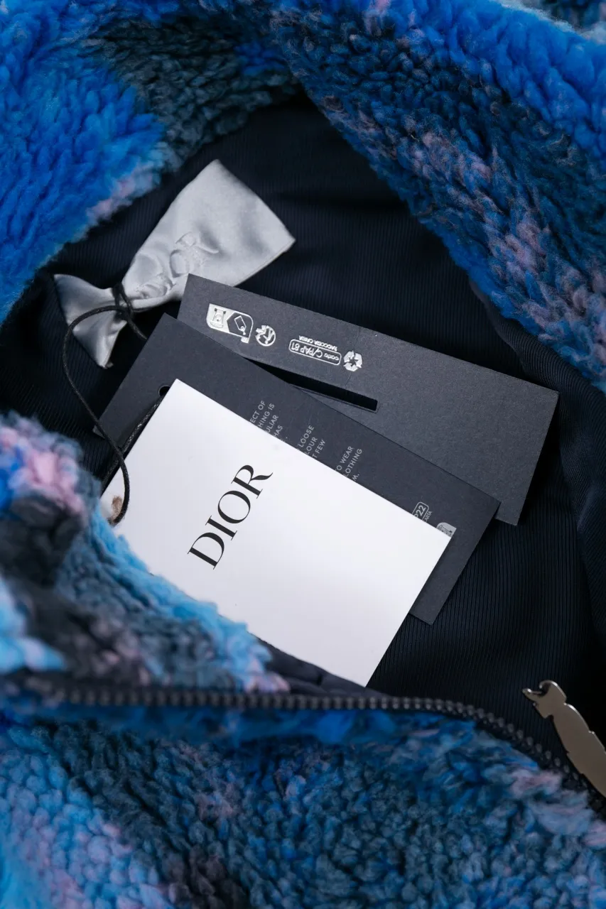 DIOR 24ss new zipper jacket comes from the DIOR AND LEWIS HAMILTON limited series. Crafted from blue technical fleece, it features DIOR AND LEWIS HAMILTON embroidery on the chest and back, a graphic nod to the Dior name. Wear it with jeans for a fresh, colorful look. Size: S.M.L.XL.