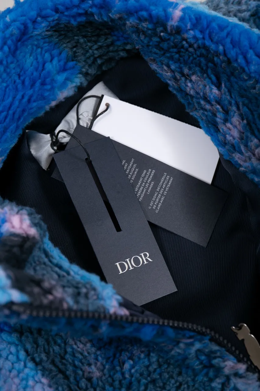 DIOR 24ss new zipper jacket comes from the DIOR AND LEWIS HAMILTON limited series. Crafted from blue technical fleece, it features DIOR AND LEWIS HAMILTON embroidery on the chest and back, a graphic nod to the Dior name. Wear it with jeans for a fresh, colorful look. Size: S.M.L.XL.