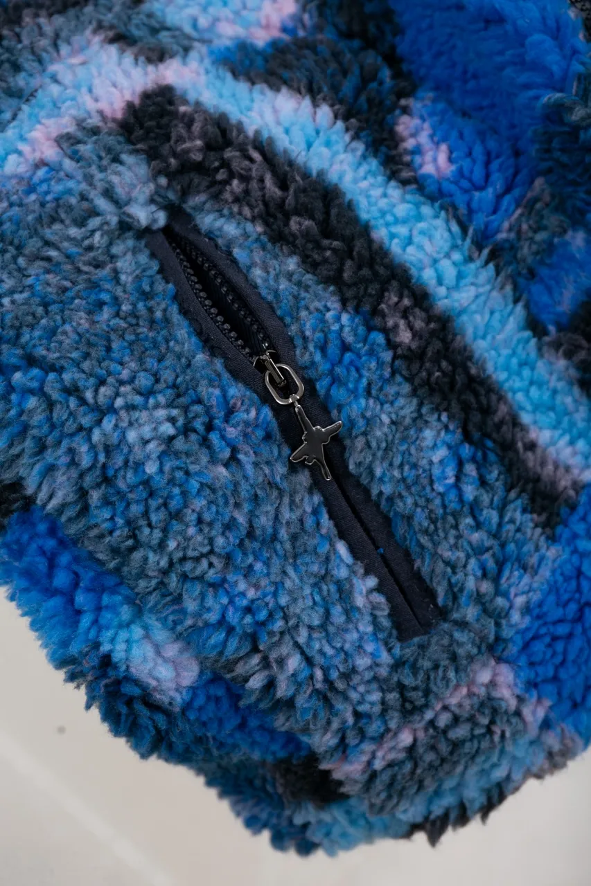 DIOR 24ss new zipper jacket comes from the DIOR AND LEWIS HAMILTON limited series. Crafted from blue technical fleece, it features DIOR AND LEWIS HAMILTON embroidery on the chest and back, a graphic nod to the Dior name. Wear it with jeans for a fresh, colorful look. Size: S.M.L.XL.