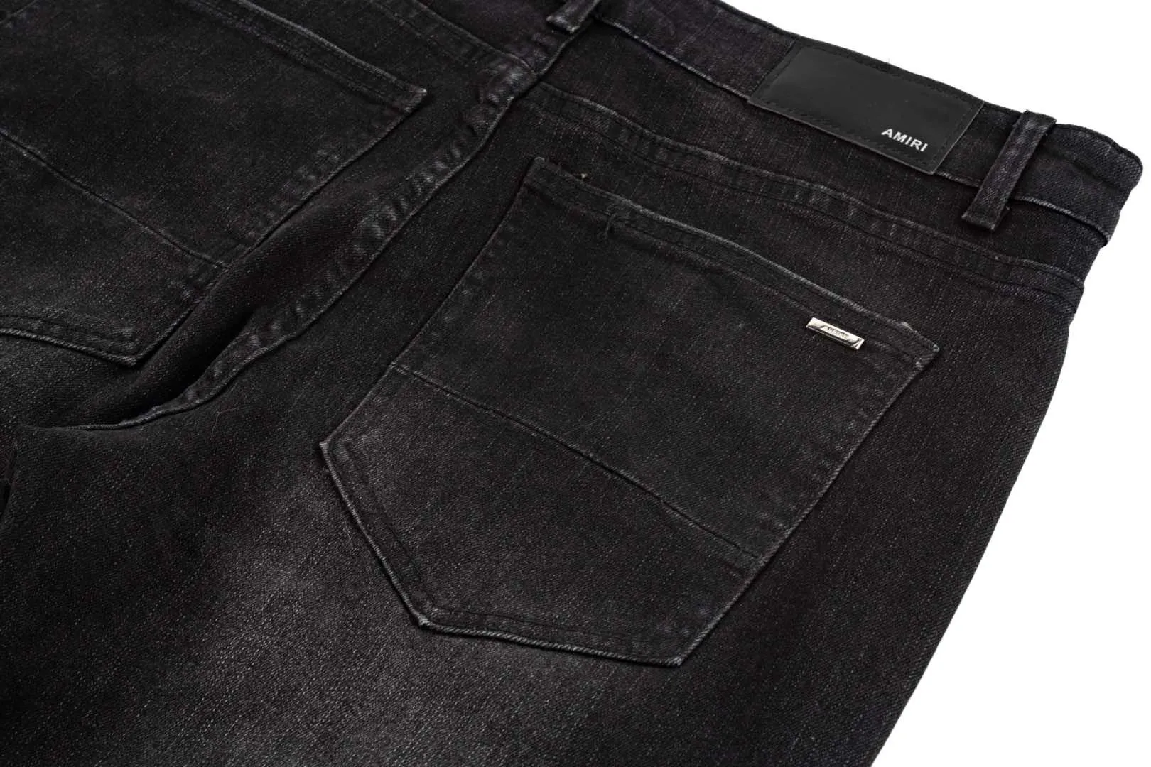 P260 AMIRI 24ss green ripped slim fit leather jeans, genuine leather printed cable, ripped leather splicing, hand-made damaged yarn repairs, button bottom nails and hat nails all have steel-printed letters, high-end products with high-end hardware, main wheat first-layer cowhide leather brand The trousers are first washed and ripped, then disassembled from the sides and embroidered with leather from the inside. Use a stitching machine to stitch the leather together, and finally turn it over and trim the excess leather by hand. The whole process is very cumbersome. The patchwork part is made of first-layer calfskin, and the original fabric is spliced internally using cable techniques. The internal wiring is all hemmed. Style number: 1627# Color: washed black Size: 30 32 34 36 38