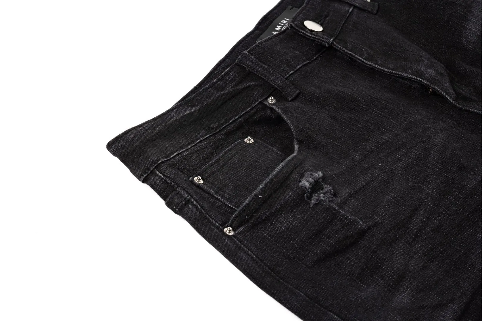 P260 AMIRI 24ss green ripped slim fit leather jeans, genuine leather printed cable, ripped leather splicing, hand-made damaged yarn repairs, button bottom nails and hat nails all have steel-printed letters, high-end products with high-end hardware, main wheat first-layer cowhide leather brand The trousers are first washed and ripped, then disassembled from the sides and embroidered with leather from the inside. Use a stitching machine to stitch the leather together, and finally turn it over and trim the excess leather by hand. The whole process is very cumbersome. The patchwork part is made of first-layer calfskin, and the original fabric is spliced internally using cable techniques. The internal wiring is all hemmed. Style number: 1627# Color: washed black Size: 30 32 34 36 38