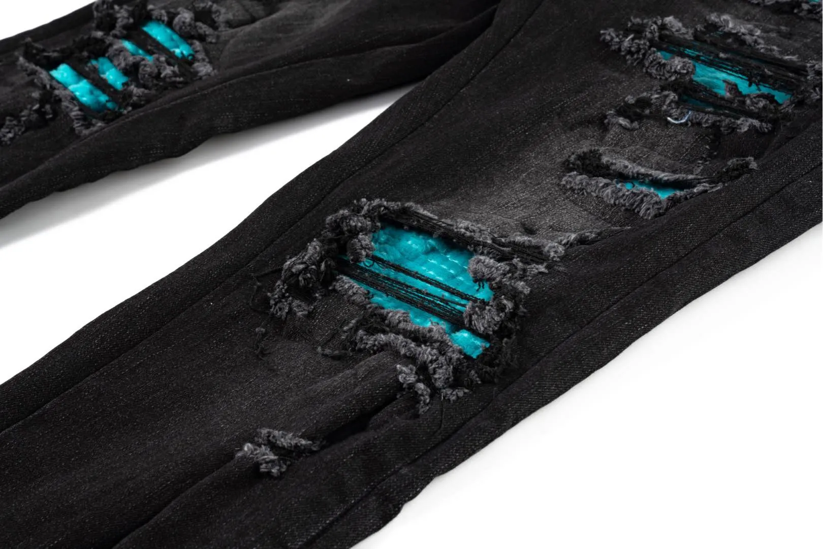 P260 AMIRI 24ss green ripped slim fit leather jeans, genuine leather printed cable, ripped leather splicing, hand-made damaged yarn repairs, button bottom nails and hat nails all have steel-printed letters, high-end products with high-end hardware, main wheat first-layer cowhide leather brand The trousers are first washed and ripped, then disassembled from the sides and embroidered with leather from the inside. Use a stitching machine to stitch the leather together, and finally turn it over and trim the excess leather by hand. The whole process is very cumbersome. The patchwork part is made of first-layer calfskin, and the original fabric is spliced internally using cable techniques. The internal wiring is all hemmed. Style number: 1627# Color: washed black Size: 30 32 34 36 38