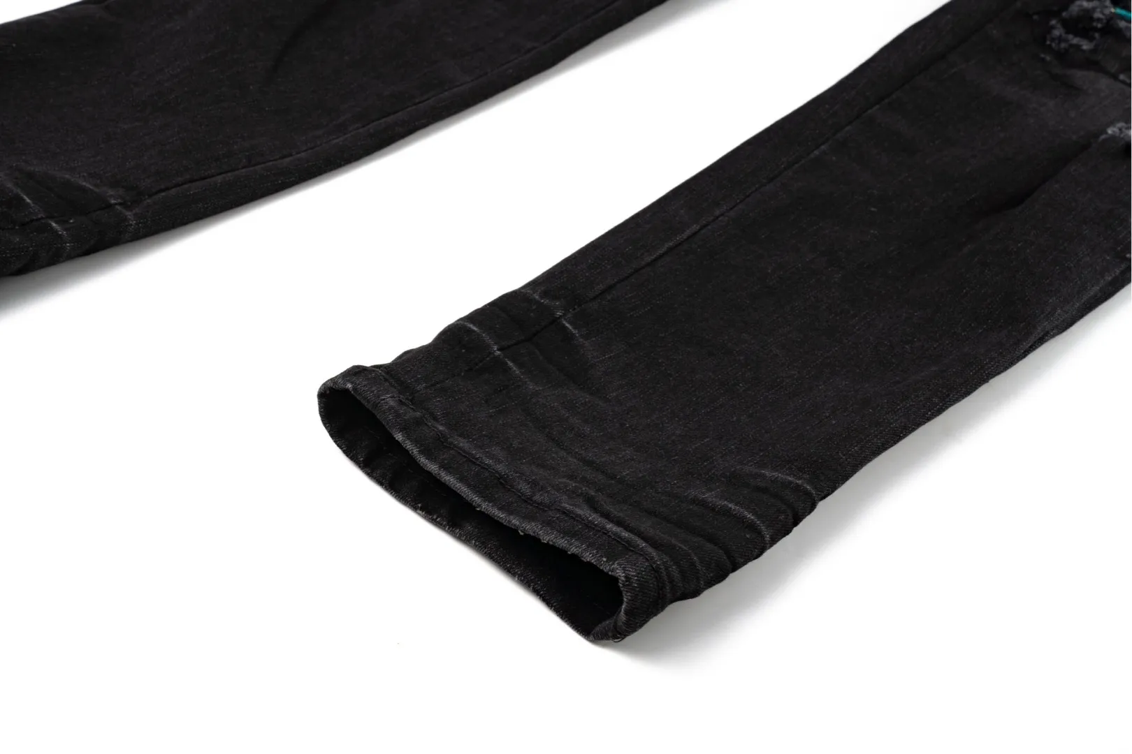 P260 AMIRI 24ss green ripped slim fit leather jeans, genuine leather printed cable, ripped leather splicing, hand-made damaged yarn repairs, button bottom nails and hat nails all have steel-printed letters, high-end products with high-end hardware, main wheat first-layer cowhide leather brand The trousers are first washed and ripped, then disassembled from the sides and embroidered with leather from the inside. Use a stitching machine to stitch the leather together, and finally turn it over and trim the excess leather by hand. The whole process is very cumbersome. The patchwork part is made of first-layer calfskin, and the original fabric is spliced internally using cable techniques. The internal wiring is all hemmed. Style number: 1627# Color: washed black Size: 30 32 34 36 38