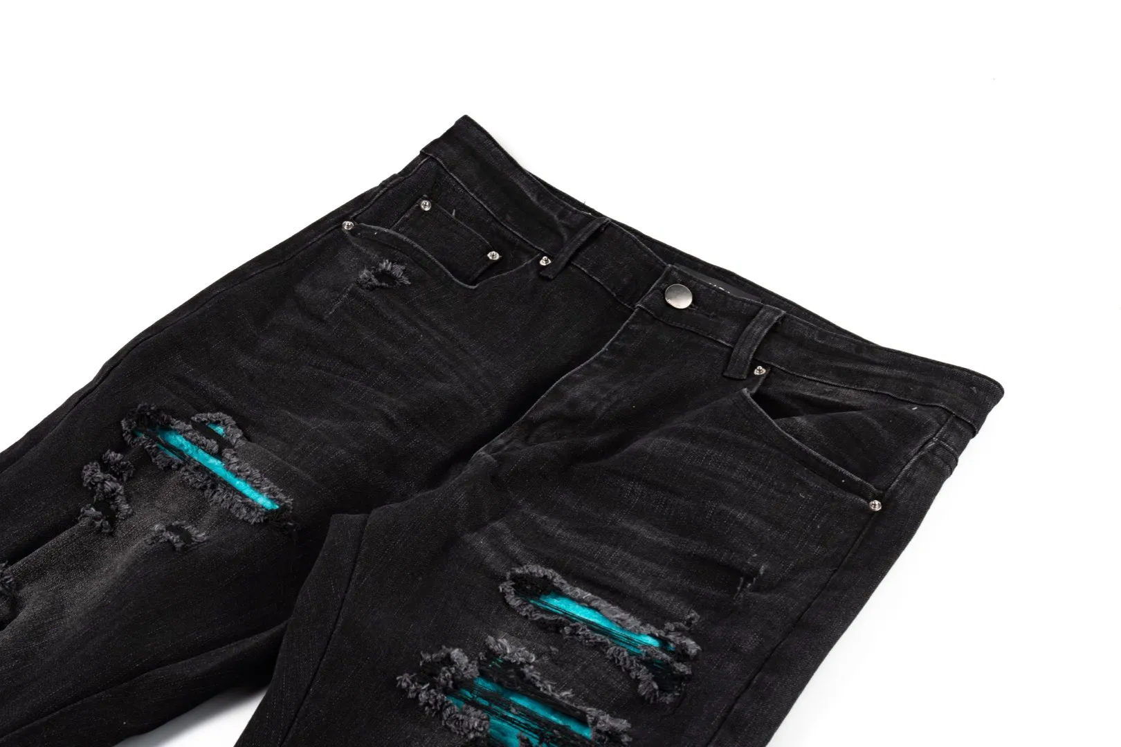P260 AMIRI 24ss green ripped slim fit leather jeans, genuine leather printed cable, ripped leather splicing, hand-made damaged yarn repairs, button bottom nails and hat nails all have steel-printed letters, high-end products with high-end hardware, main wheat first-layer cowhide leather brand The trousers are first washed and ripped, then disassembled from the sides and embroidered with leather from the inside. Use a stitching machine to stitch the leather together, and finally turn it over and trim the excess leather by hand. The whole process is very cumbersome. The patchwork part is made of first-layer calfskin, and the original fabric is spliced internally using cable techniques. The internal wiring is all hemmed. Style number: 1627# Color: washed black Size: 30 32 34 36 38