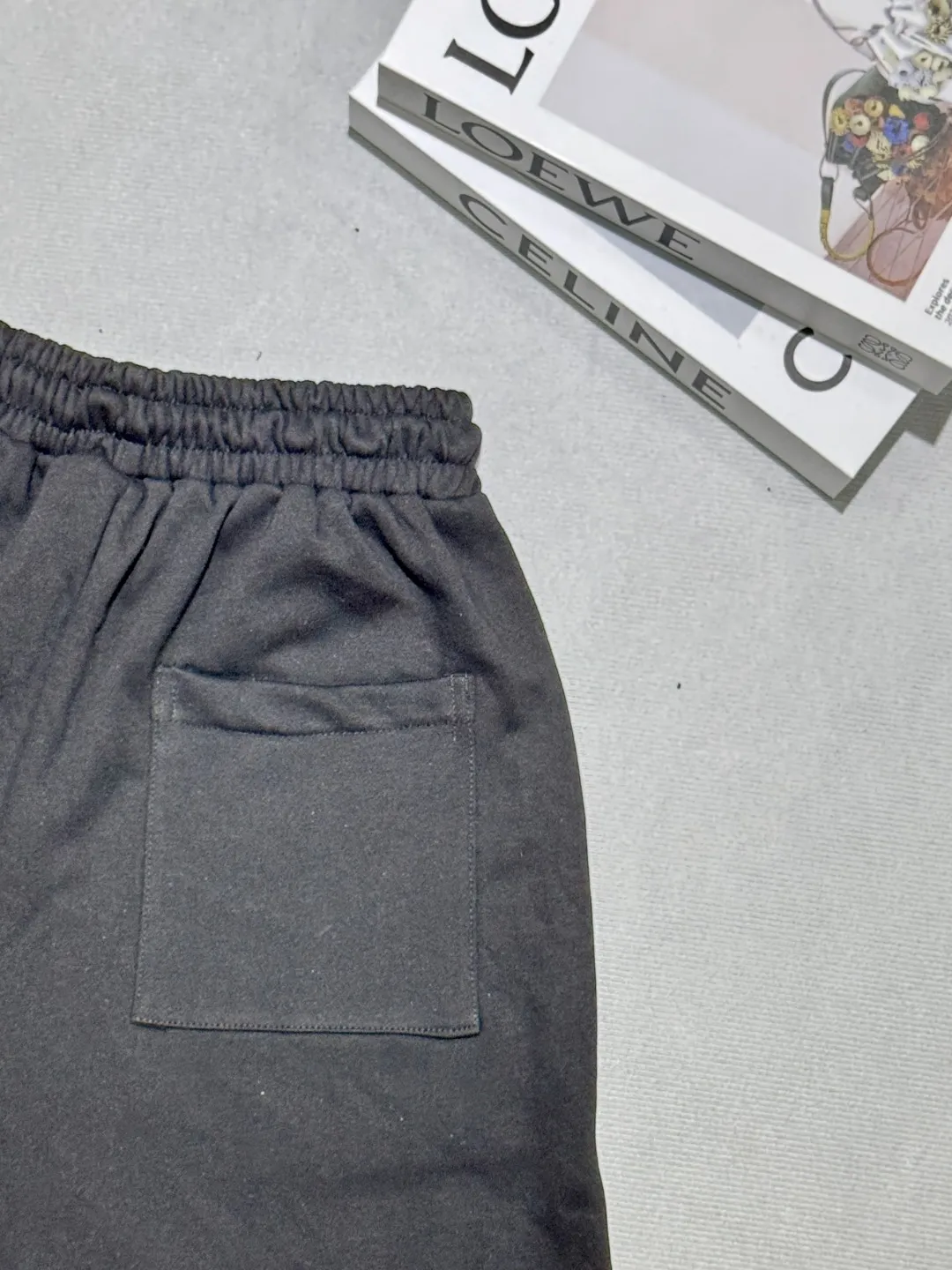 P180 AMIRI new shorts, classic printed shorts, light luxury, a must-have item for daily commuting for men and women, correct version, welcome to compare, detailed features · Made of 360 grams of Xinjiang cotton double yarn fish scale terry fabric · Elastic waistband · Double needle stitching and cross-stitching process Color: black/grey Size: S M L XL XXL (please state your height and weight when placing an order)