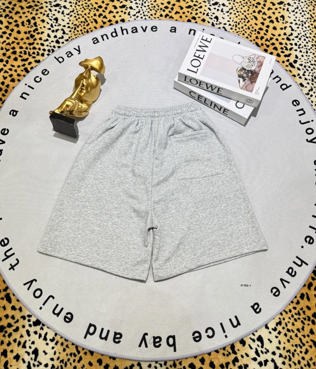 P180 AMIRI new shorts, classic printed shorts, light luxury, a must-have item for daily commuting for men and women, correct version, welcome to compare, detailed features · Made of 360 grams of Xinjiang cotton double yarn fish scale terry fabric · Elastic waistband · Double needle stitching and cross-stitching process Color: black/grey Size: S M L XL XXL (please state your height and weight when placing an order)