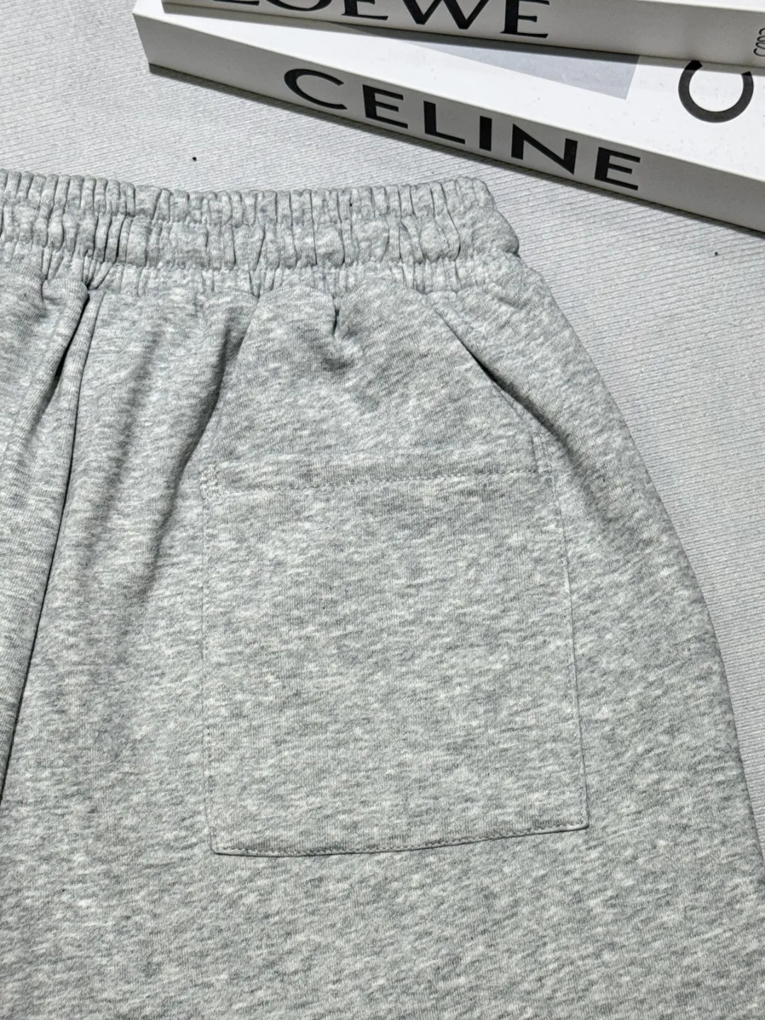 P180 AMIRI new shorts, classic printed shorts, light luxury, a must-have item for daily commuting for men and women, correct version, welcome to compare, detailed features · Made of 360 grams of Xinjiang cotton double yarn fish scale terry fabric · Elastic waistband · Double needle stitching and cross-stitching process Color: black/grey Size: S M L XL XXL (please state your height and weight when placing an order)