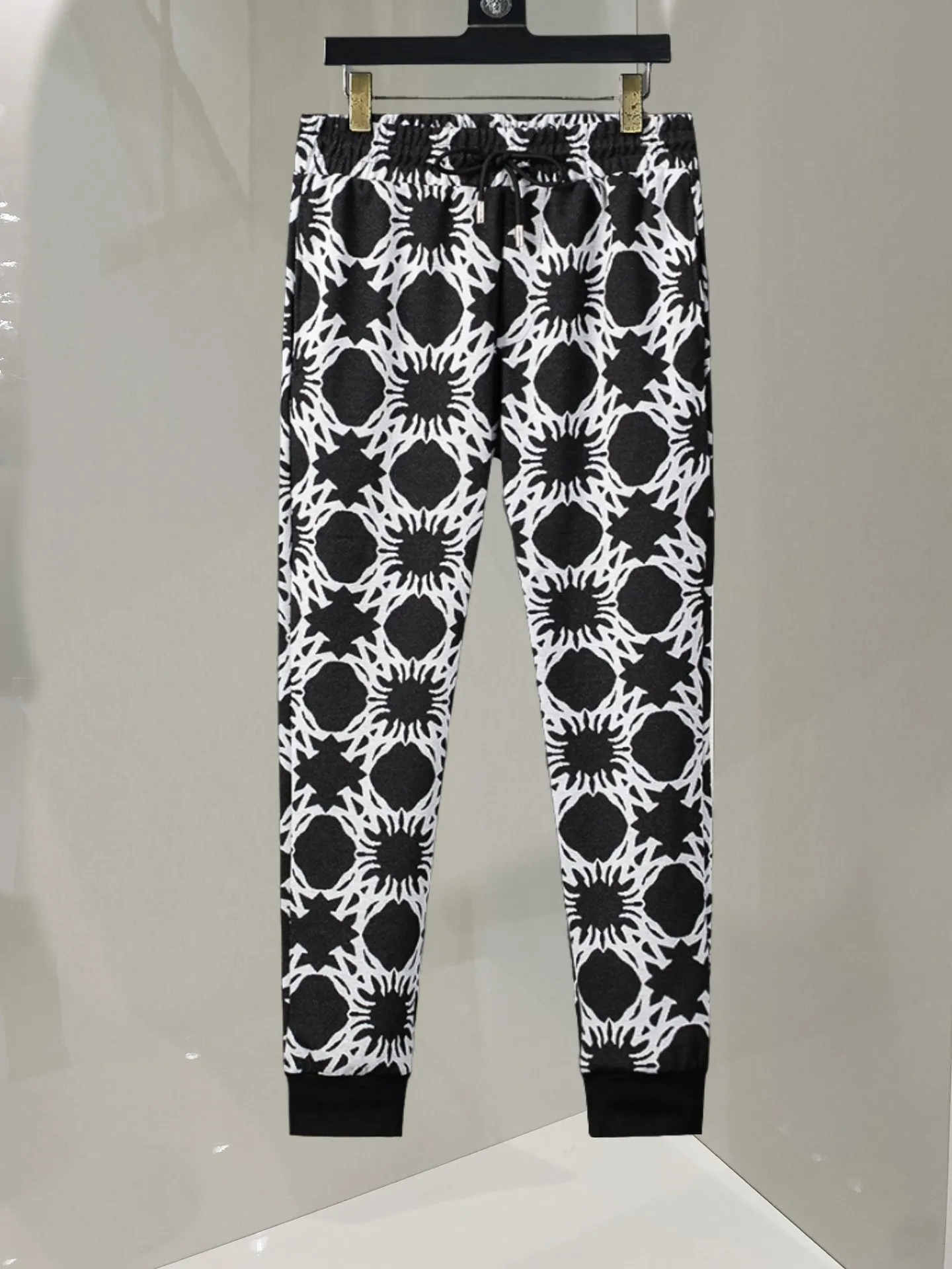 P580 🌸🌸🌸🌸Amiri 2025 autumn and winter new set. High quality, top version trading company channel order, exclusive and limited sale of overseas products, classic and eternal, absolutely worth buying! This type of suit is also a must-have. You don’t have to think about how to match it, you can just get it in one set! Customized fabric, smooth to the touch, yet stiff and stylish, giving the upper body a full texture! The overall design is simple and elegant without losing style. It has a strong sense of upper body and is definitely at the forefront of fashion. It is very comfortable to wear. There is no need to say much about the style and cut of the pants. The upper body is exquisite and vivid. It is a truly top-notch casual suit that can be used in various occasions whether it is sports or leisure time! ! !   Three complete standards Color: Picture color Size: M, L, xL, xxL, xxxL