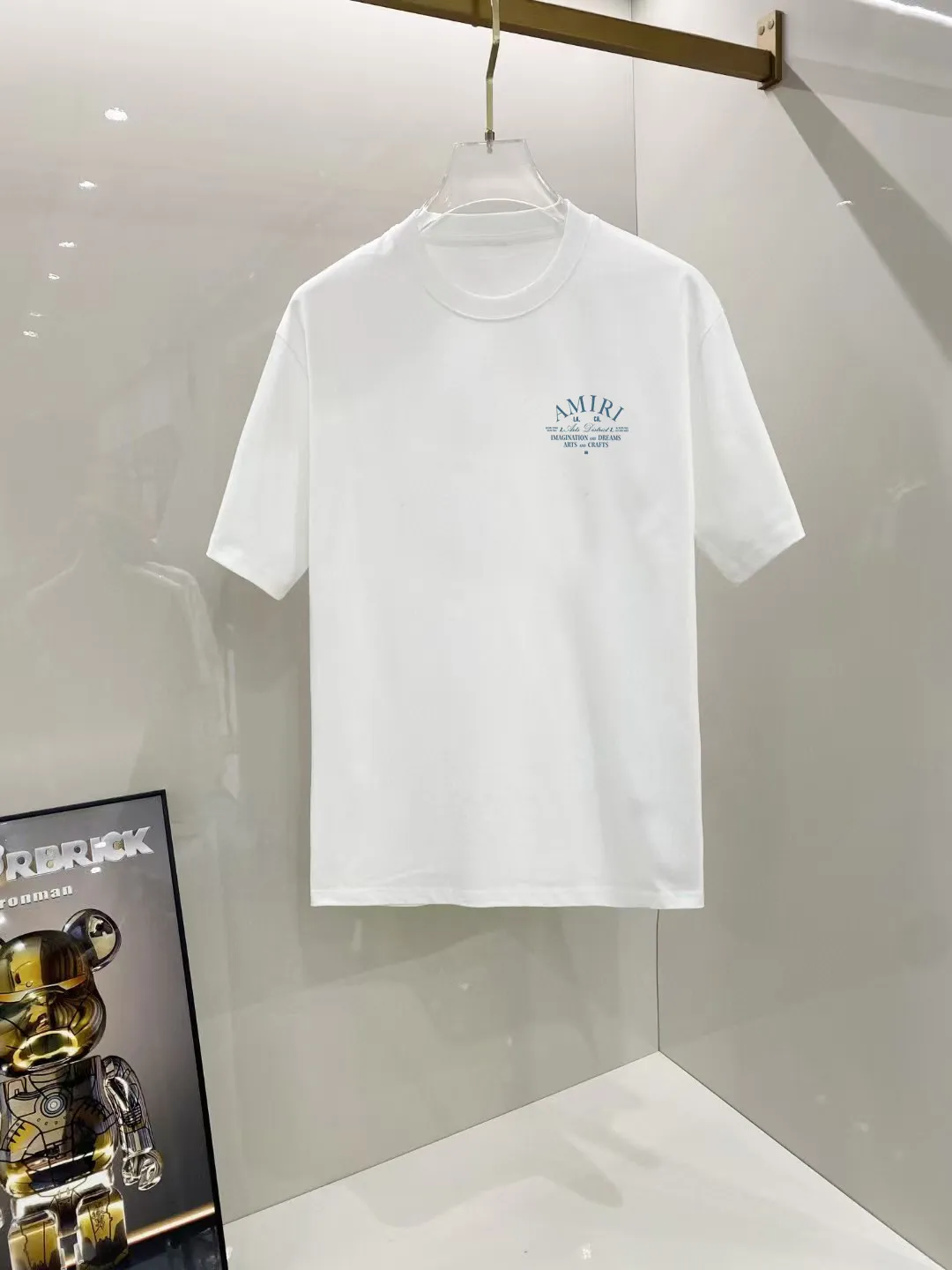 P150 AMIRI# 2025 spring and summer new style debut counter, the latest short-sleeved round neck T-shirt, high-end custom design, avant-garde and fashionable! The brand logo is designed with heavy craftsmanship. High-end customized 250g Xinjiang long-staple cotton fabric. Soft to the touch. Comfortable to wear. Exquisite stitching at the counter level. Fine workmanship. The upper body effect is incomparably handsome! A must-have item for a stylish man! Color: black. White! Size: S M L