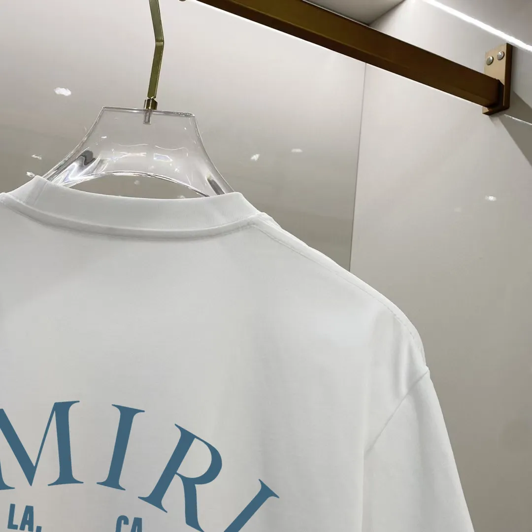 P150 AMIRI# 2025 spring and summer new style debut counter, the latest short-sleeved round neck T-shirt, high-end custom design, avant-garde and fashionable! The brand logo is designed with heavy craftsmanship. High-end customized 250g Xinjiang long-staple cotton fabric. Soft to the touch. Comfortable to wear. Exquisite stitching at the counter level. Fine workmanship. The upper body effect is incomparably handsome! A must-have item for a stylish man! Color: black. White! Size: S M L