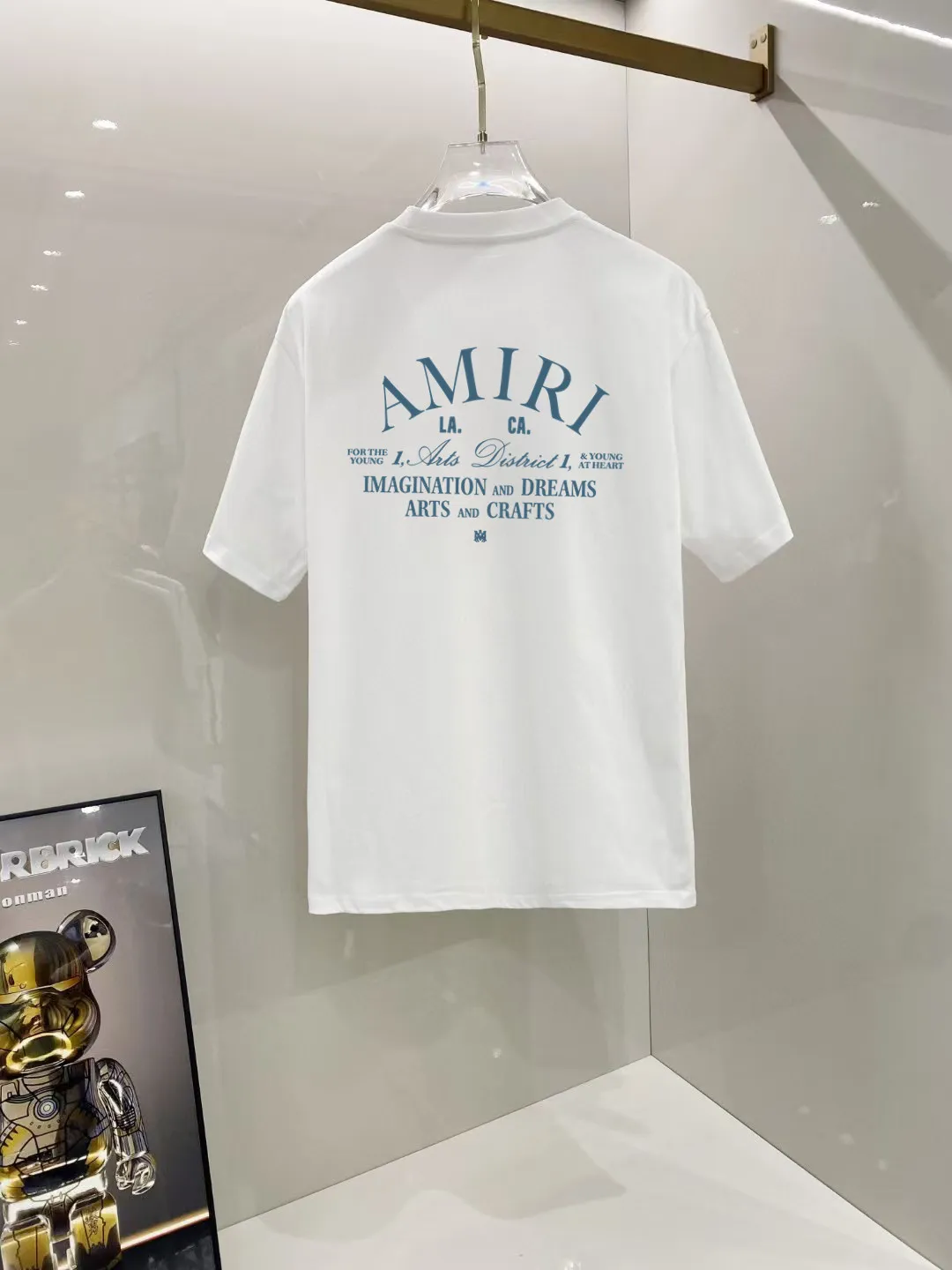 P150 AMIRI# 2025 spring and summer new style debut counter, the latest short-sleeved round neck T-shirt, high-end custom design, avant-garde and fashionable! The brand logo is designed with heavy craftsmanship. High-end customized 250g Xinjiang long-staple cotton fabric. Soft to the touch. Comfortable to wear. Exquisite stitching at the counter level. Fine workmanship. The upper body effect is incomparably handsome! A must-have item for a stylish man! Color: black. White! Size: S M L