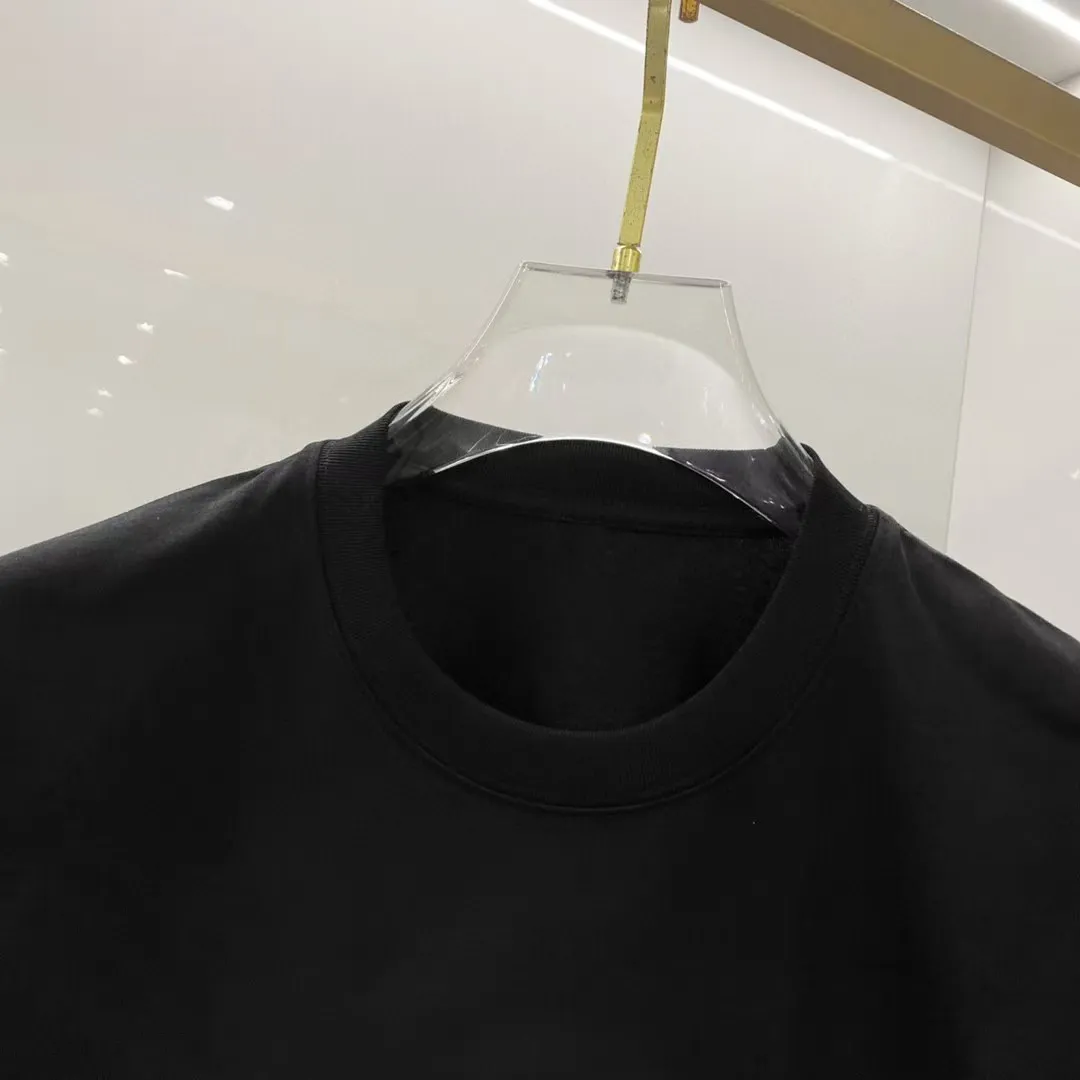 P150 AMIRI# 2025 spring and summer new style debut counter, the latest short-sleeved round neck T-shirt, high-end custom design, avant-garde and fashionable! The brand logo is designed with heavy craftsmanship. High-end customized 250g Xinjiang long-staple cotton fabric. Soft to the touch. Comfortable to wear. Exquisite stitching at the counter level. Fine workmanship. The upper body effect is incomparably handsome! A must-have item for a stylish man! Color: black. White! Size: S M L