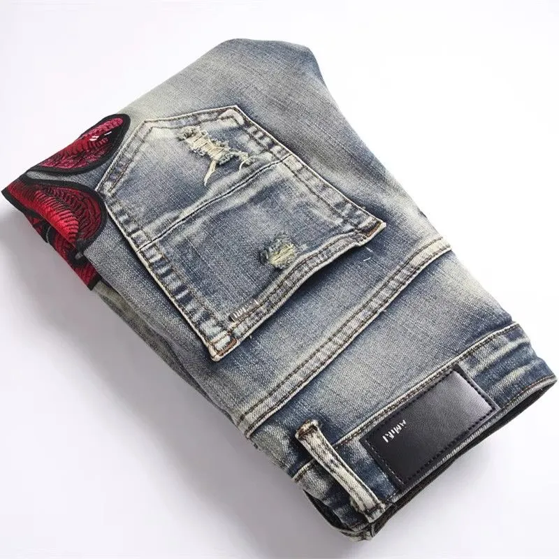 P168 💰 AMIRI patch embroidery jeans trousers AMIRI high street basic ripped tight elastic jeans trousers amiri brand jeans break the production process and cutting of the original jeans, the fabrics are softer and more comfortable Hand-sewn collar label Customized logo buttons Genuine leather tag Color: Picture color Size: 30-32-34-36