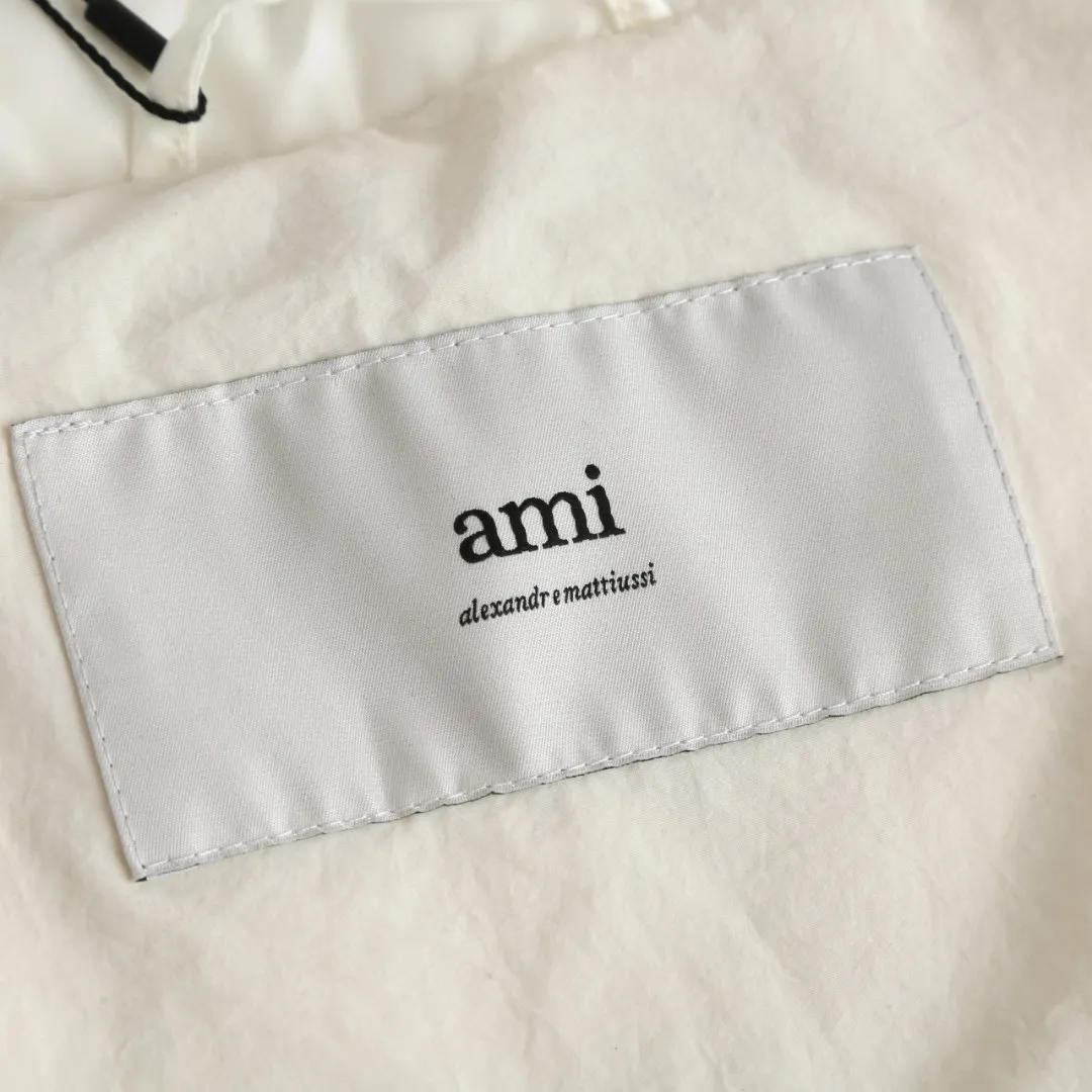 🅿️920 [Exclusive supply] Ami love padded embroidered down vest (white) The high-quality filling is made of 90 white duck down, weighing 160g, ensuring excellent thermal insulation performance. After strict screening and processing, the velvet is not easy to get drilled, ensuring durability. The fabric is made of taffeta fabric woven from 100% polyester fiber. It adopts warp and weft plain weave and is woven very tightly, making the surface of the fabric extremely smooth and flat, with a "skinny" and stiffness that is not easy to collapse. When rubbed or moved around, it will make a unique, crisp "rustling" sound. At the same time, it has a delicate plain texture and a soft, elegant silky luster. This kind of luster is not as dazzling as satin, but more restrained and advanced. The lining is made of 100% nylon. The high-density and tight weaving process prevents tiny lint from emerging from the gaps in the fabric. The smooth surface improves the putting on and taking off experience, and the excellent wear and tear resistance ensures damage caused by frequent use, while the light and soft texture does not affect the overall weight. The process involves tightly fixing the fabric and padding material to the frame of the embroidery machine. The embroidery machine uses sparse stitches along the padding layer's pattern to outline the filling area of ​​the pattern, and then runs the overlay layer's pattern, using dense stitches to perfectly cover the foam padding layer, thus forming a slightly raised love embroidery that feels soft and full, enhancing recognition while maintaining a low profile. Size:XS-S-M-L