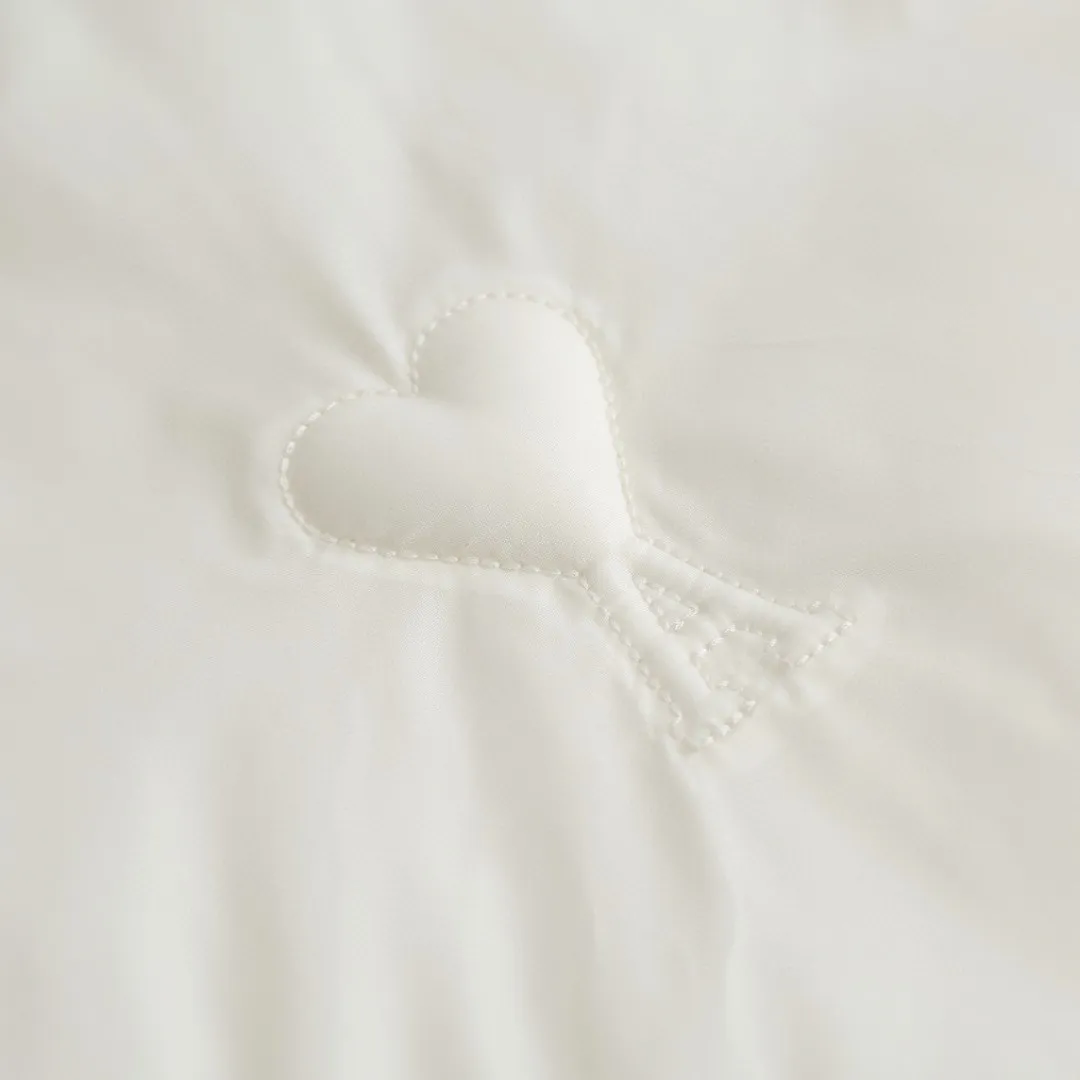🅿️920 [Exclusive supply] Ami love padded embroidered down vest (white) The high-quality filling is made of 90 white duck down, weighing 160g, ensuring excellent thermal insulation performance. After strict screening and processing, the velvet is not easy to get drilled, ensuring durability. The fabric is made of taffeta fabric woven from 100% polyester fiber. It adopts warp and weft plain weave and is woven very tightly, making the surface of the fabric extremely smooth and flat, with a "skinny" and stiffness that is not easy to collapse. When rubbed or moved around, it will make a unique, crisp "rustling" sound. At the same time, it has a delicate plain texture and a soft, elegant silky luster. This kind of luster is not as dazzling as satin, but more restrained and advanced. The lining is made of 100% nylon. The high-density and tight weaving process prevents tiny lint from emerging from the gaps in the fabric. The smooth surface improves the putting on and taking off experience, and the excellent wear and tear resistance ensures damage caused by frequent use, while the light and soft texture does not affect the overall weight. The process involves tightly fixing the fabric and padding material to the frame of the embroidery machine. The embroidery machine uses sparse stitches along the padding layer's pattern to outline the filling area of ​​the pattern, and then runs the overlay layer's pattern, using dense stitches to perfectly cover the foam padding layer, thus forming a slightly raised love embroidery that feels soft and full, enhancing recognition while maintaining a low profile. Size:XS-S-M-L