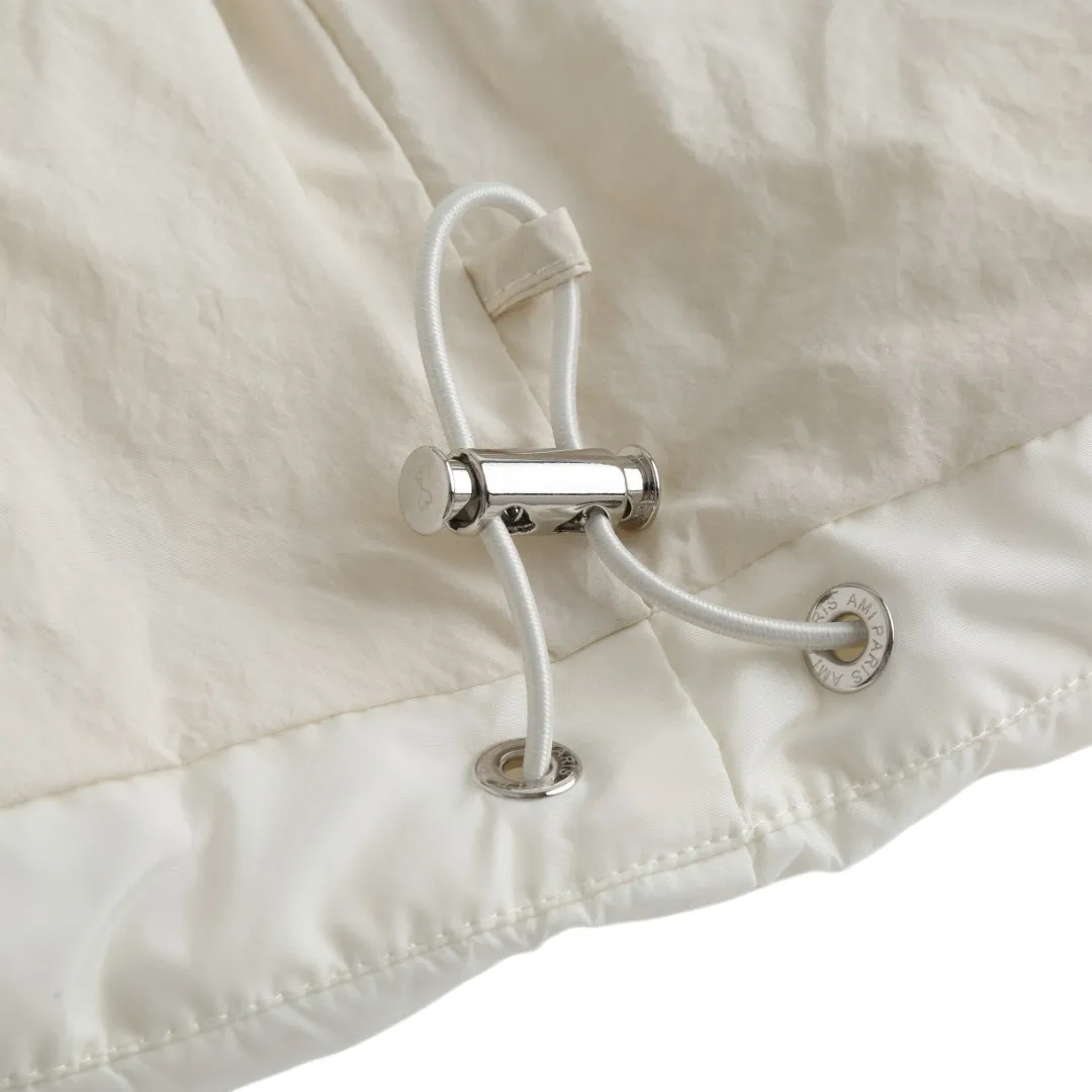 🅿️920 [Exclusive supply] Ami love padded embroidered down vest (white) The high-quality filling is made of 90 white duck down, weighing 160g, ensuring excellent thermal insulation performance. After strict screening and processing, the velvet is not easy to get drilled, ensuring durability. The fabric is made of taffeta fabric woven from 100% polyester fiber. It adopts warp and weft plain weave and is woven very tightly, making the surface of the fabric extremely smooth and flat, with a "skinny" and stiffness that is not easy to collapse. When rubbed or moved around, it will make a unique, crisp "rustling" sound. At the same time, it has a delicate plain texture and a soft, elegant silky luster. This kind of luster is not as dazzling as satin, but more restrained and advanced. The lining is made of 100% nylon. The high-density and tight weaving process prevents tiny lint from emerging from the gaps in the fabric. The smooth surface improves the putting on and taking off experience, and the excellent wear and tear resistance ensures damage caused by frequent use, while the light and soft texture does not affect the overall weight. The process involves tightly fixing the fabric and padding material to the frame of the embroidery machine. The embroidery machine uses sparse stitches along the padding layer's pattern to outline the filling area of ​​the pattern, and then runs the overlay layer's pattern, using dense stitches to perfectly cover the foam padding layer, thus forming a slightly raised love embroidery that feels soft and full, enhancing recognition while maintaining a low profile. Size:XS-S-M-L