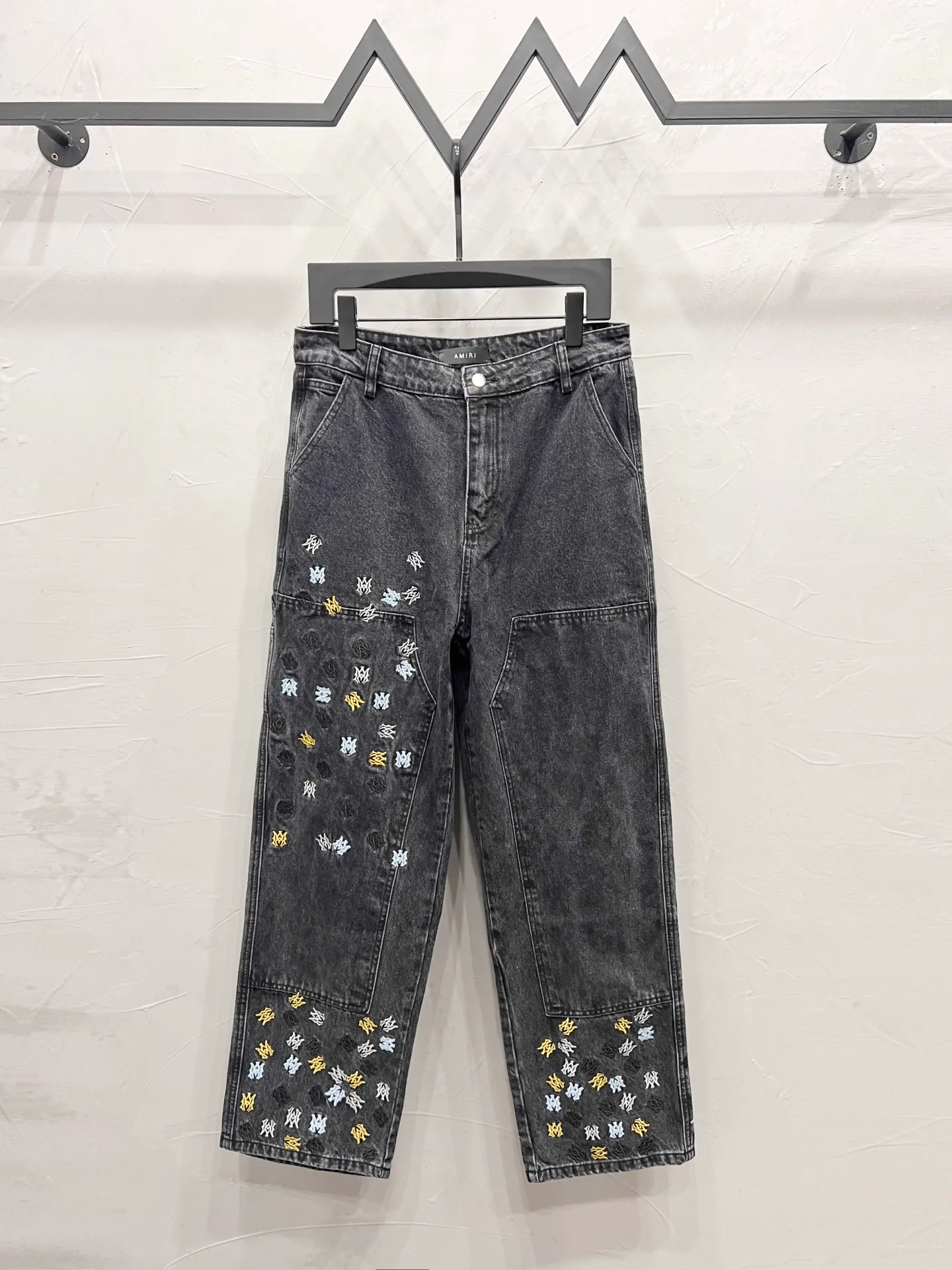 P180 Style number: [M1731] AMIRI SS25 logo appliqué embroidered straight jeans, same style for men and women, top ceiling quality, styles with different wash textures, very friendly to people with thin legs and thick legs, straight and slim fit very flattering leg shape, timeless moderate length, easy to match, basic styling for various styles, a must-have in the wardrobe! The fabric is stiff but also makes the upper body soft without losing texture. The washing process is even more perfect. It is a must-have item for everyone! ! ! Washed wheat, hang tag, pants label, three labels complete Color: black Size: 30, 32, 34, 36