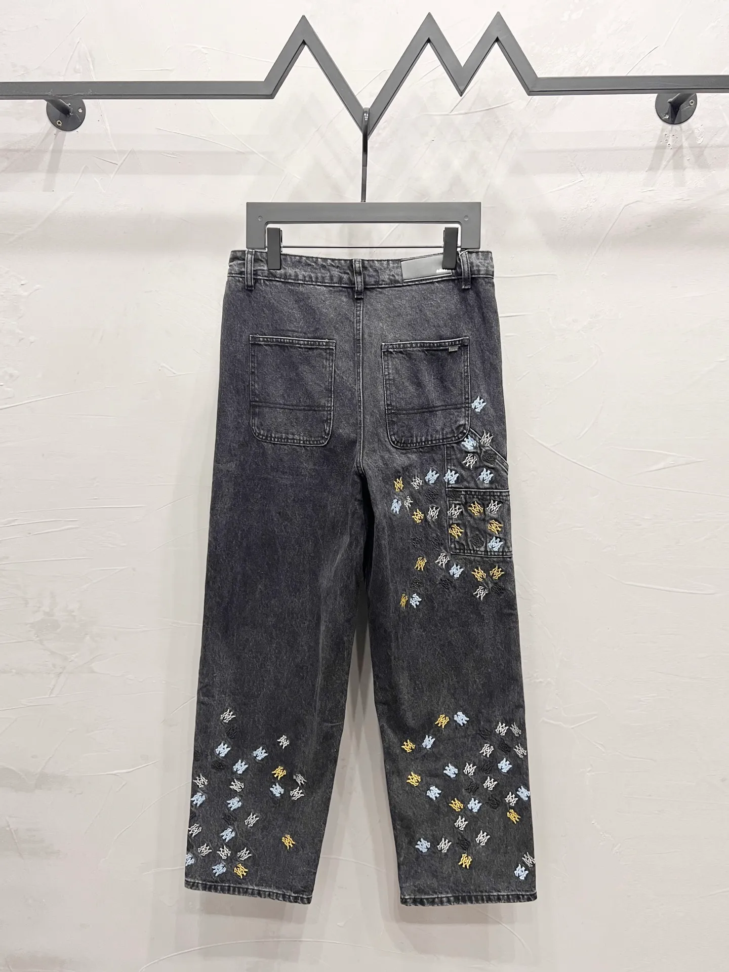 P180 Style number: [M1731] AMIRI SS25 logo appliqué embroidered straight jeans, same style for men and women, top ceiling quality, styles with different wash textures, very friendly to people with thin legs and thick legs, straight and slim fit very flattering leg shape, timeless moderate length, easy to match, basic styling for various styles, a must-have in the wardrobe! The fabric is stiff but also makes the upper body soft without losing texture. The washing process is even more perfect. It is a must-have item for everyone! ! ! Washed wheat, hang tag, pants label, three labels complete Color: black Size: 30, 32, 34, 36