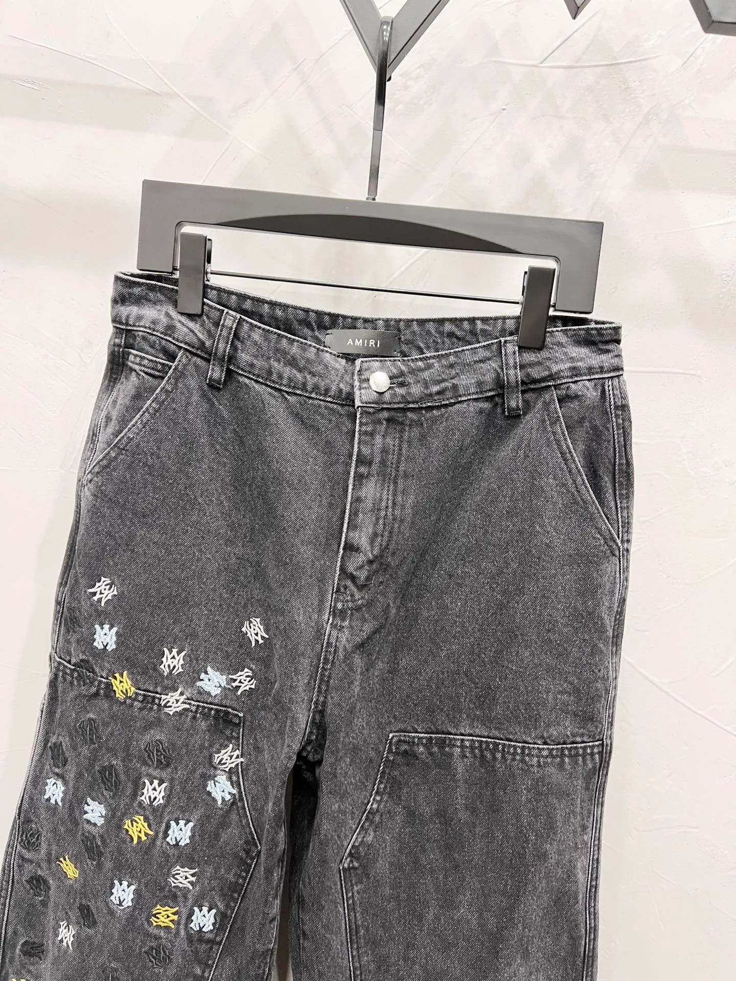 P180 Style number: [M1731] AMIRI SS25 logo appliqué embroidered straight jeans, same style for men and women, top ceiling quality, styles with different wash textures, very friendly to people with thin legs and thick legs, straight and slim fit very flattering leg shape, timeless moderate length, easy to match, basic styling for various styles, a must-have in the wardrobe! The fabric is stiff but also makes the upper body soft without losing texture. The washing process is even more perfect. It is a must-have item for everyone! ! ! Washed wheat, hang tag, pants label, three labels complete Color: black Size: 30, 32, 34, 36
