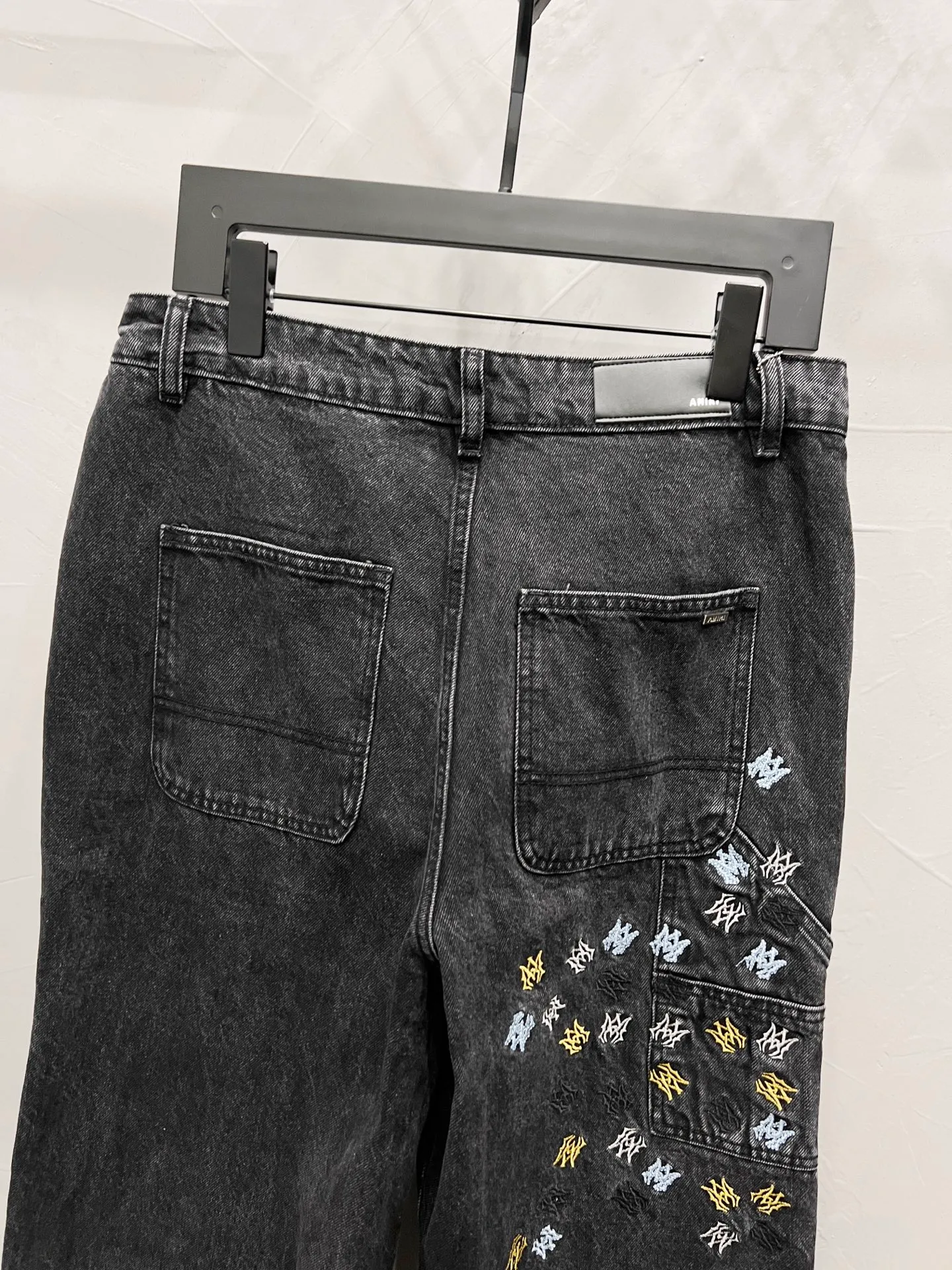 P180 Style number: [M1731] AMIRI SS25 logo appliqué embroidered straight jeans, same style for men and women, top ceiling quality, styles with different wash textures, very friendly to people with thin legs and thick legs, straight and slim fit very flattering leg shape, timeless moderate length, easy to match, basic styling for various styles, a must-have in the wardrobe! The fabric is stiff but also makes the upper body soft without losing texture. The washing process is even more perfect. It is a must-have item for everyone! ! ! Washed wheat, hang tag, pants label, three labels complete Color: black Size: 30, 32, 34, 36