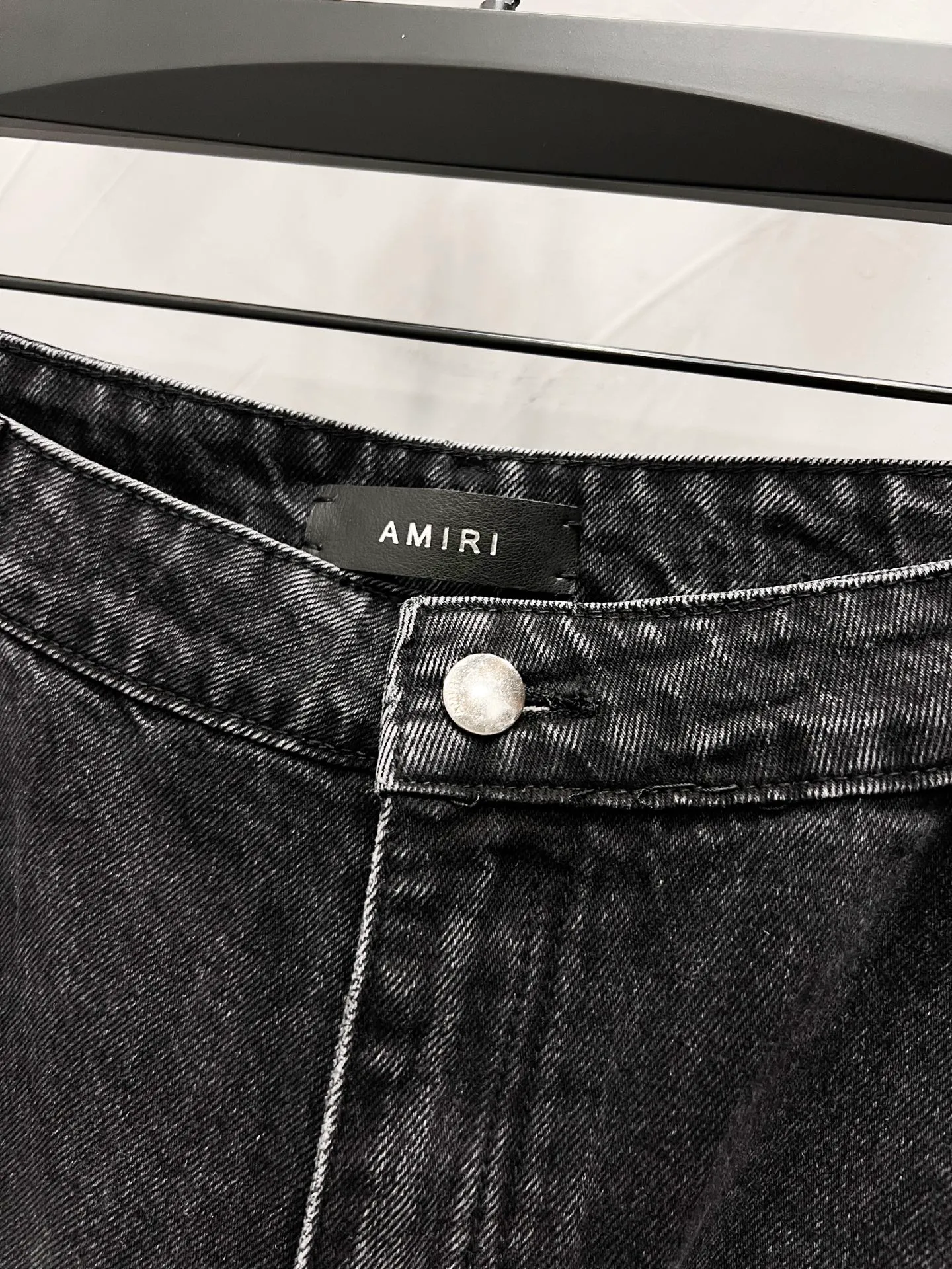 P180 Style number: [M1731] AMIRI SS25 logo appliqué embroidered straight jeans, same style for men and women, top ceiling quality, styles with different wash textures, very friendly to people with thin legs and thick legs, straight and slim fit very flattering leg shape, timeless moderate length, easy to match, basic styling for various styles, a must-have in the wardrobe! The fabric is stiff but also makes the upper body soft without losing texture. The washing process is even more perfect. It is a must-have item for everyone! ! ! Washed wheat, hang tag, pants label, three labels complete Color: black Size: 30, 32, 34, 36