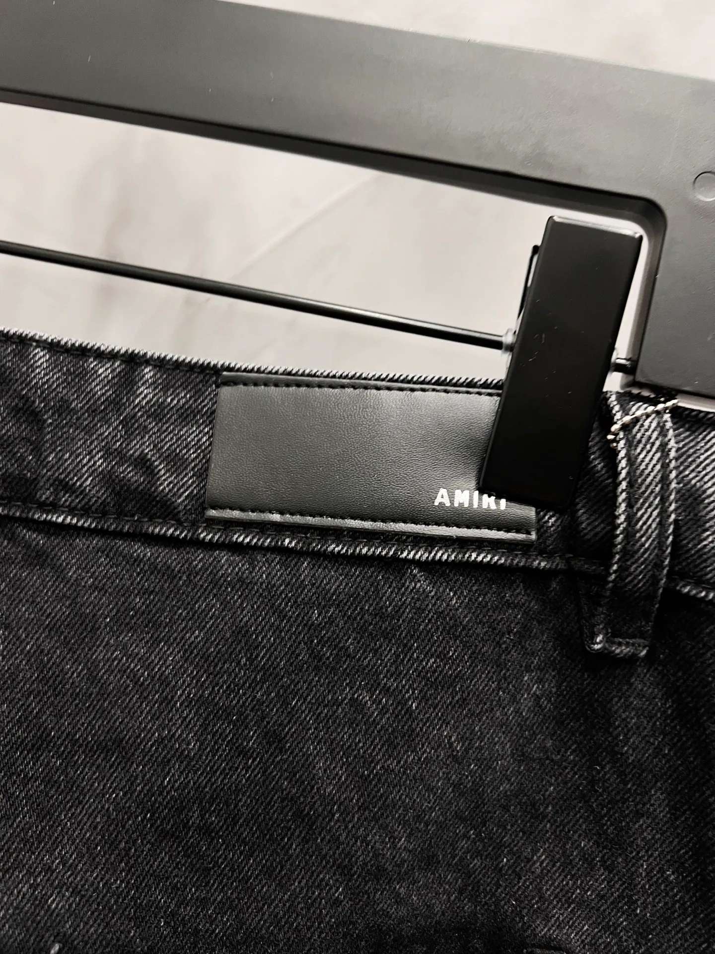 P180 Style number: [M1731] AMIRI SS25 logo appliqué embroidered straight jeans, same style for men and women, top ceiling quality, styles with different wash textures, very friendly to people with thin legs and thick legs, straight and slim fit very flattering leg shape, timeless moderate length, easy to match, basic styling for various styles, a must-have in the wardrobe! The fabric is stiff but also makes the upper body soft without losing texture. The washing process is even more perfect. It is a must-have item for everyone! ! ! Washed wheat, hang tag, pants label, three labels complete Color: black Size: 30, 32, 34, 36