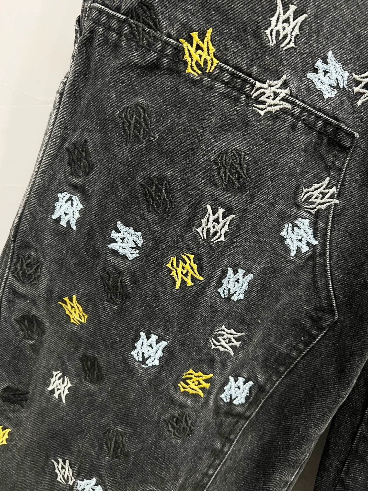 P180 Style number: [M1731] AMIRI SS25 logo appliqué embroidered straight jeans, same style for men and women, top ceiling quality, styles with different wash textures, very friendly to people with thin legs and thick legs, straight and slim fit very flattering leg shape, timeless moderate length, easy to match, basic styling for various styles, a must-have in the wardrobe! The fabric is stiff but also makes the upper body soft without losing texture. The washing process is even more perfect. It is a must-have item for everyone! ! ! Washed wheat, hang tag, pants label, three labels complete Color: black Size: 30, 32, 34, 36